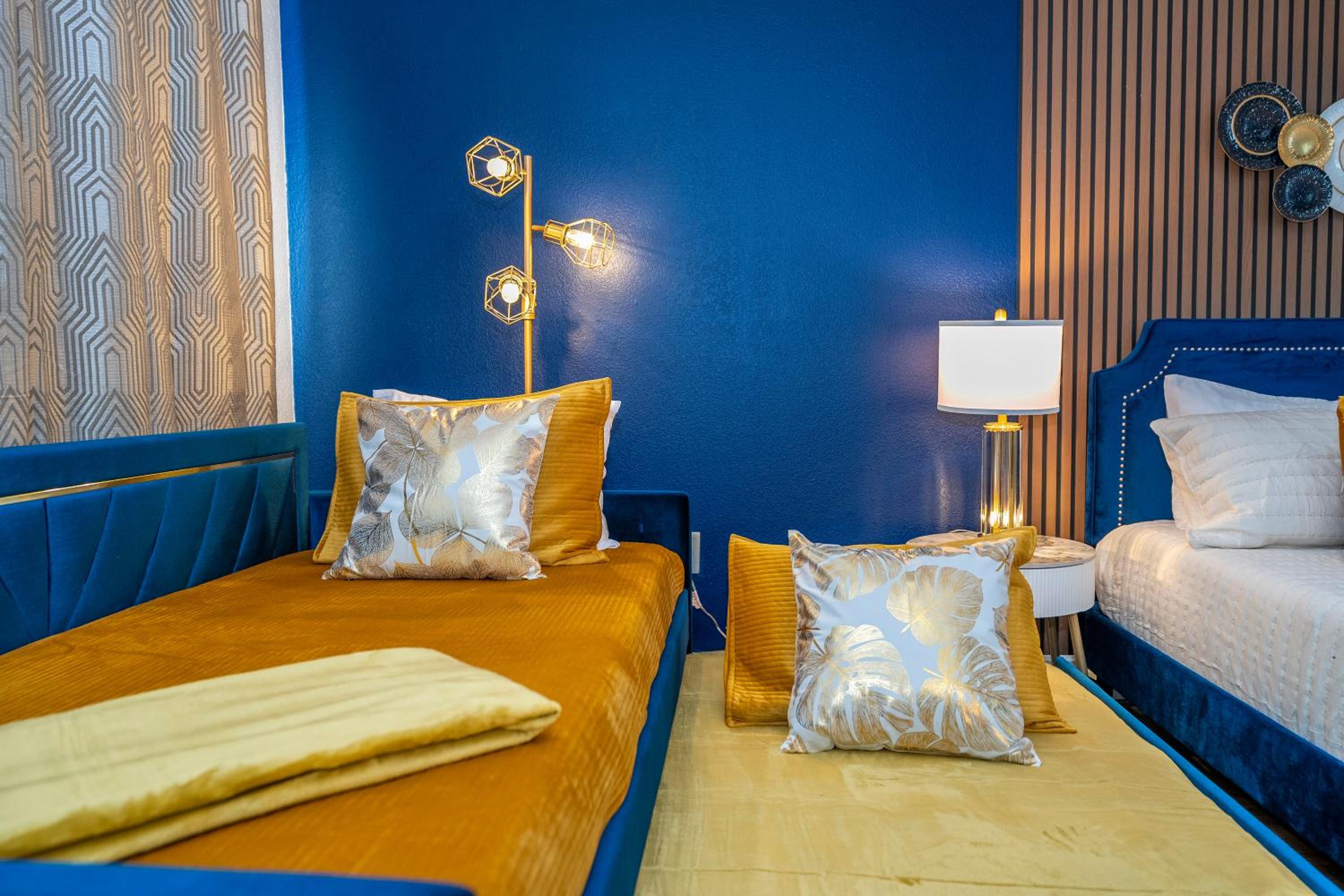 Luxury Lakeview Getaway 1 mile Universal Studios