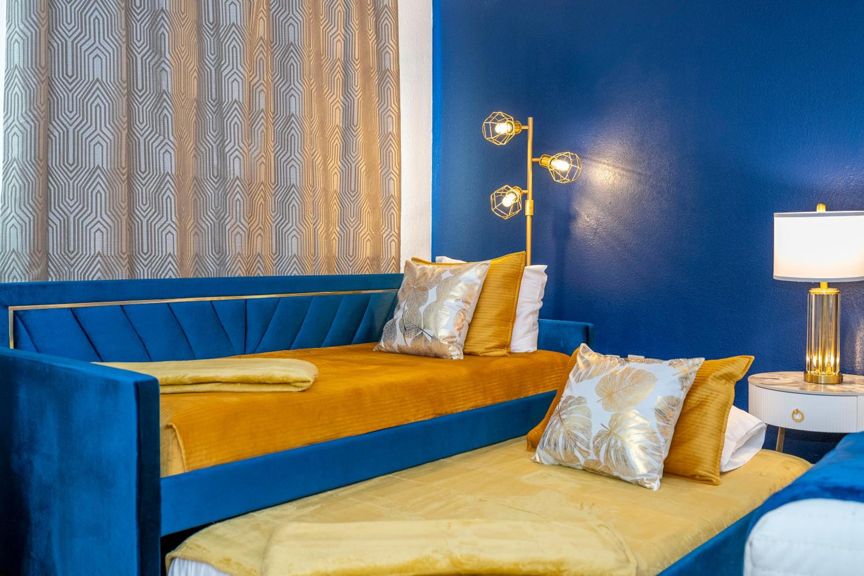 Luxury Lakeview Getaway 1 mile Universal Studios