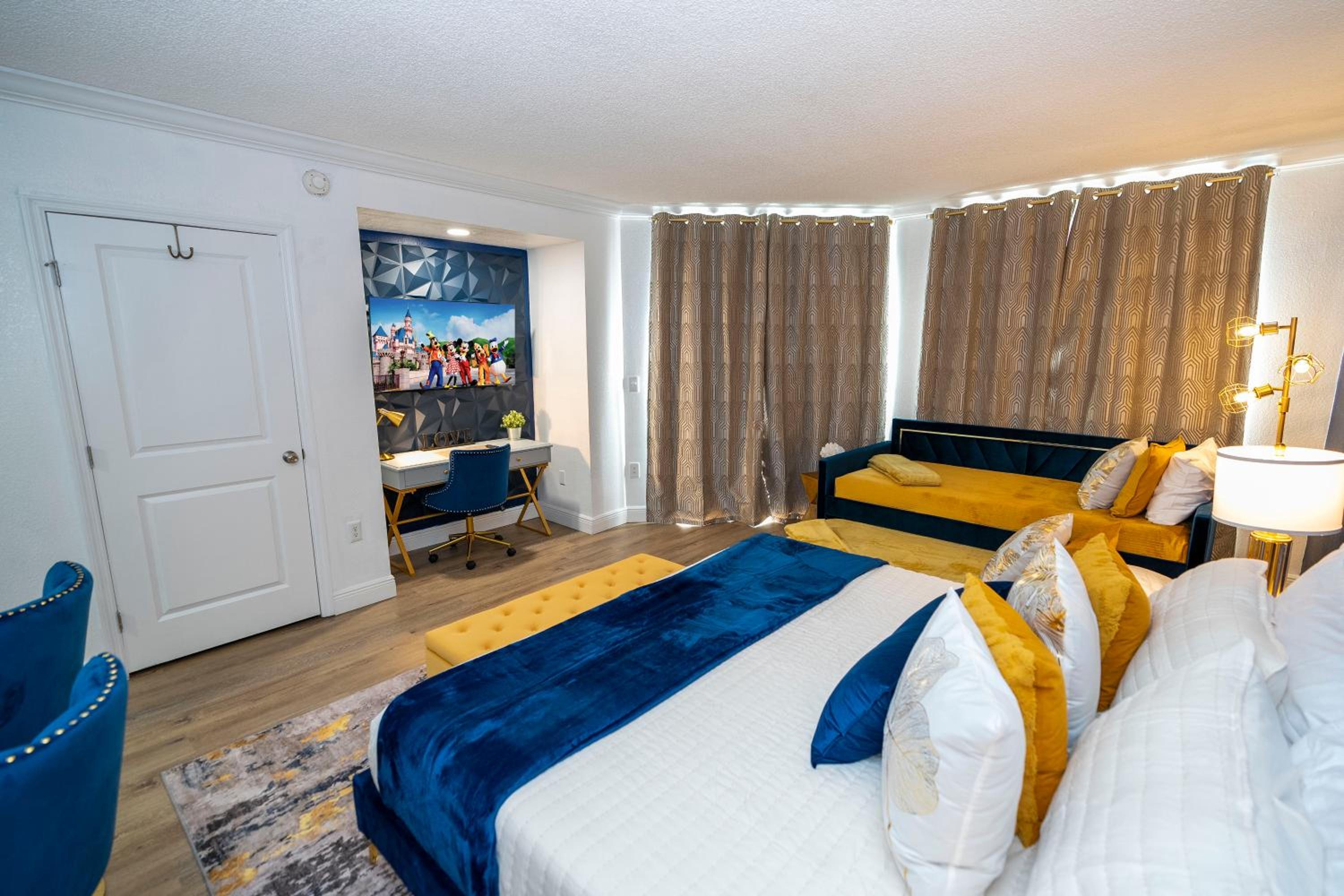Luxury Lakeview Getaway 1 mile Universal Studios