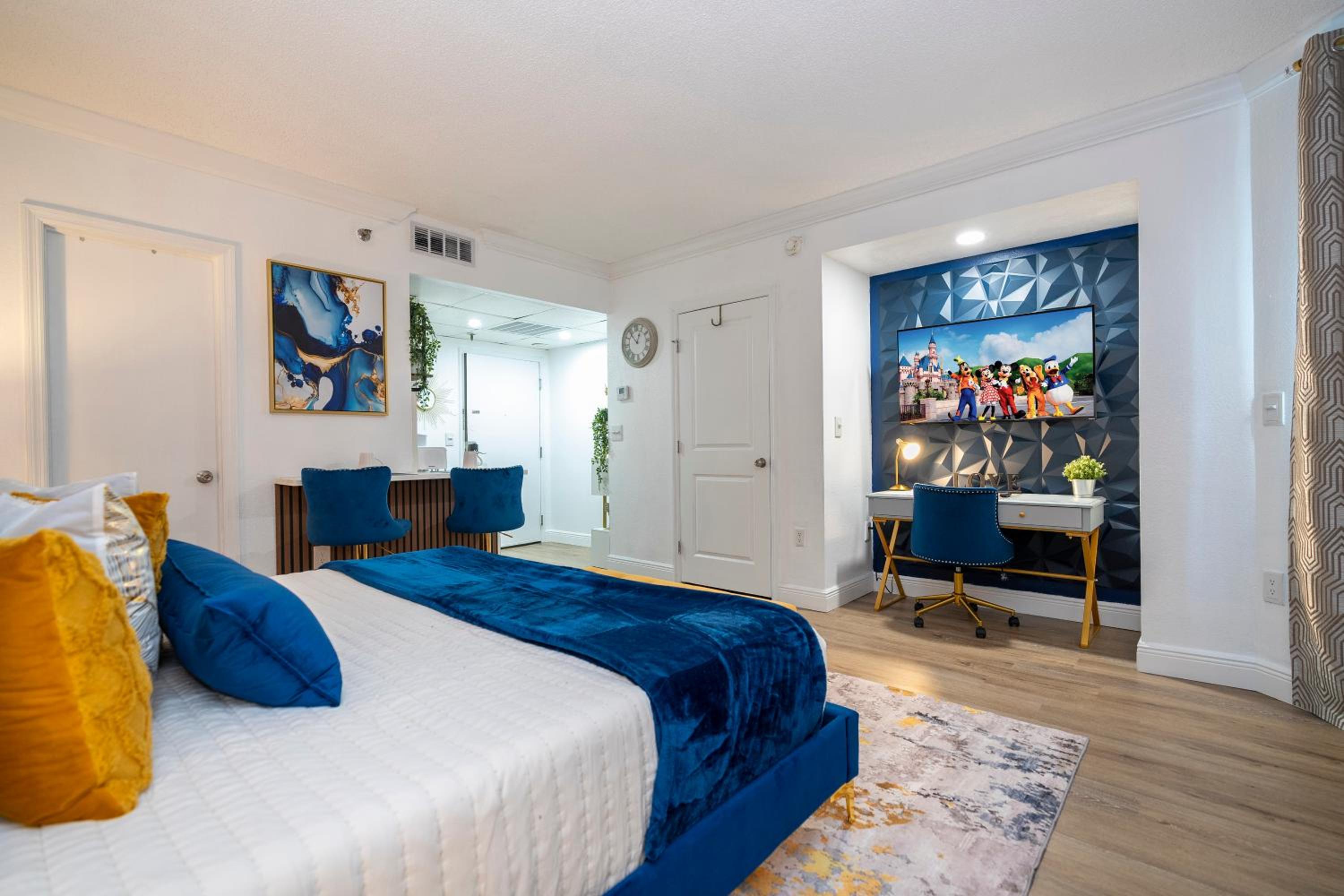 Luxury Lakeview Getaway 1 mile Universal Studios