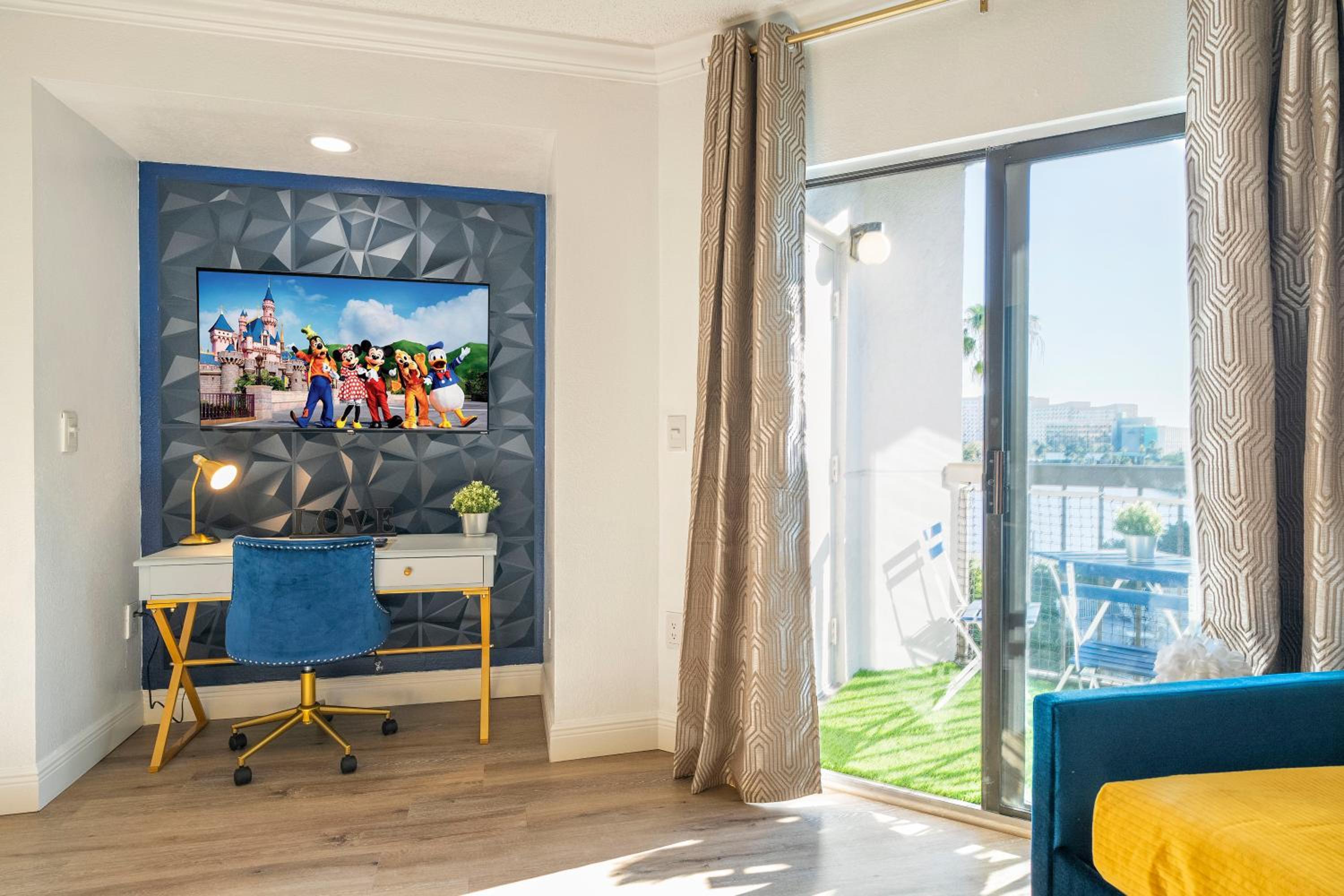 Luxury Lakeview Getaway 1 mile Universal Studios