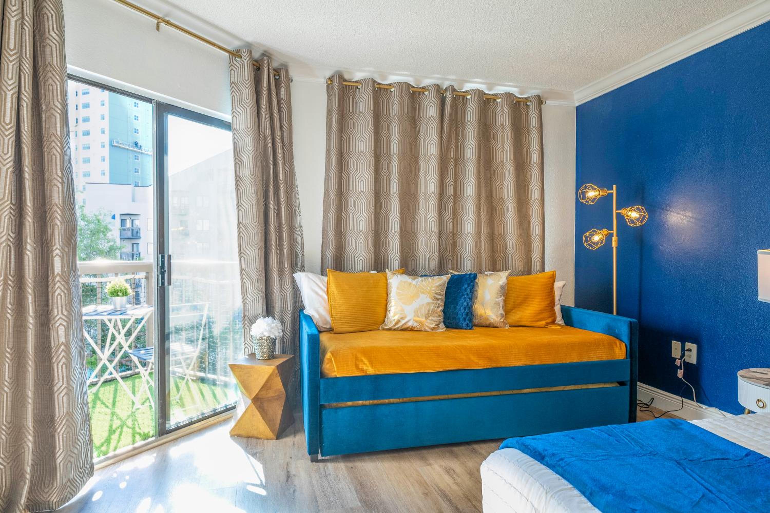 Luxury Lakeview Getaway 1 mile Universal Studios