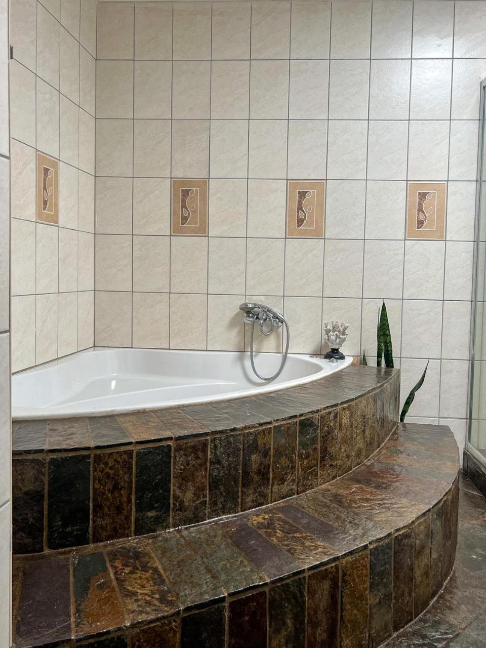 Spies Villa - Fast Wi-fi, Netflix, DSTV, Solar, Certified Water System