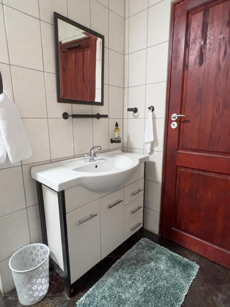 Spies Villa - Fast Wi-fi, Netflix, DSTV, Solar, Certified Water System