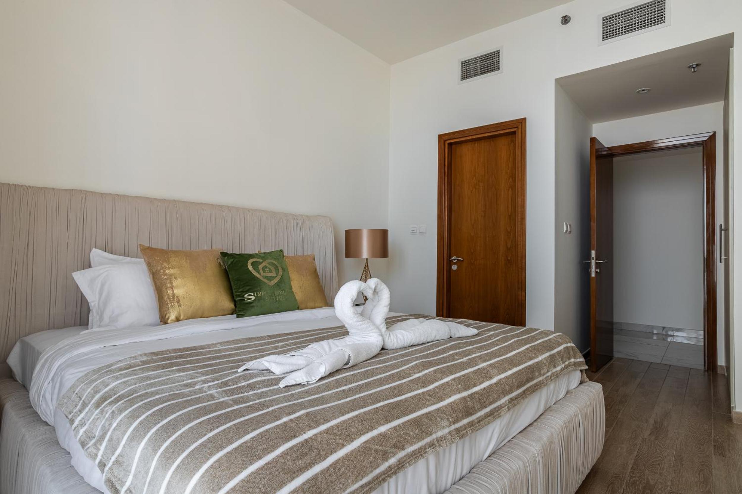 Simply Comfort Vacation Homes Rental Luxury 2Br Apt Stunning Views in Amna Tower
