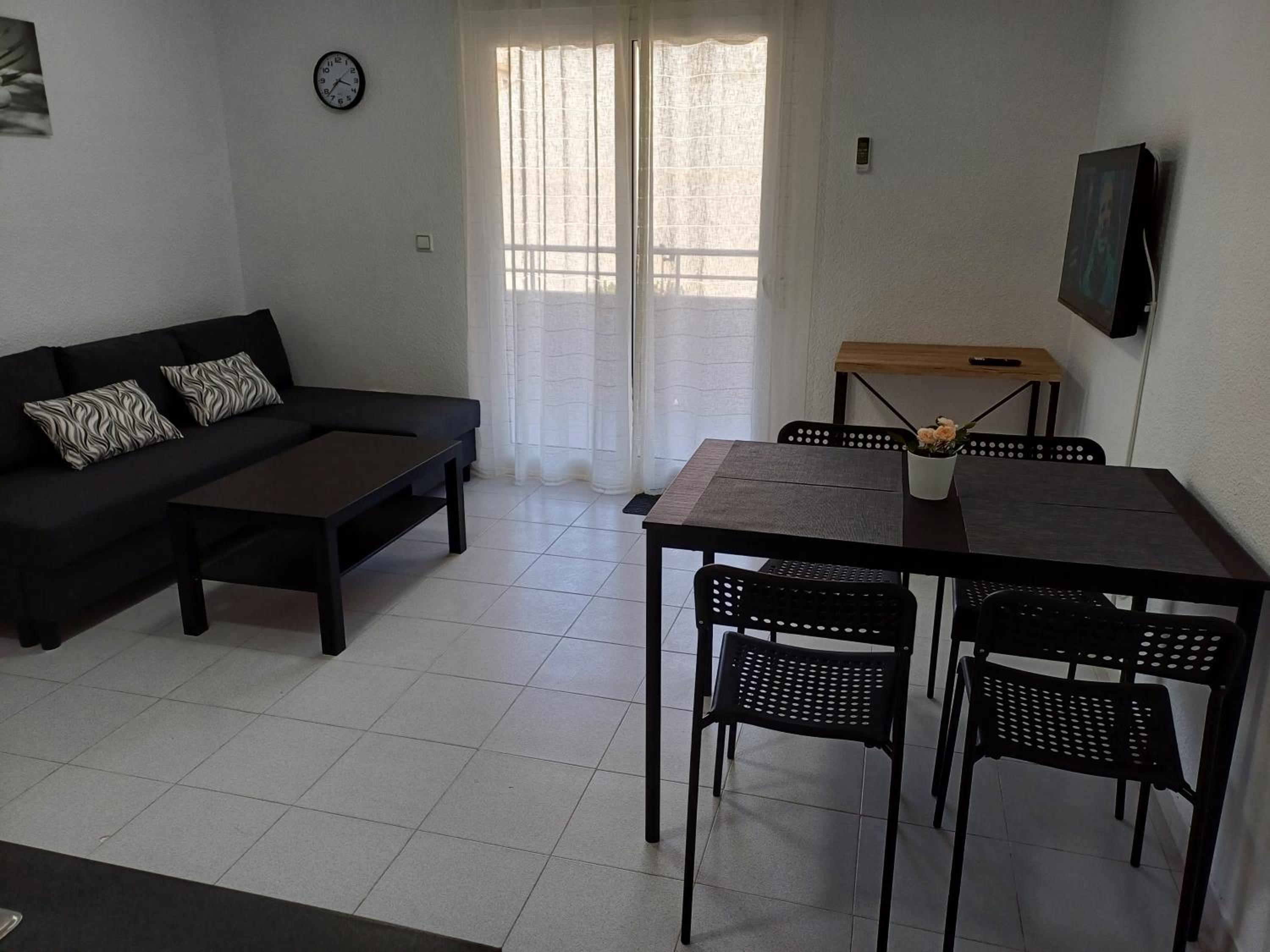 2-bedroom apartment - close to beaches and center