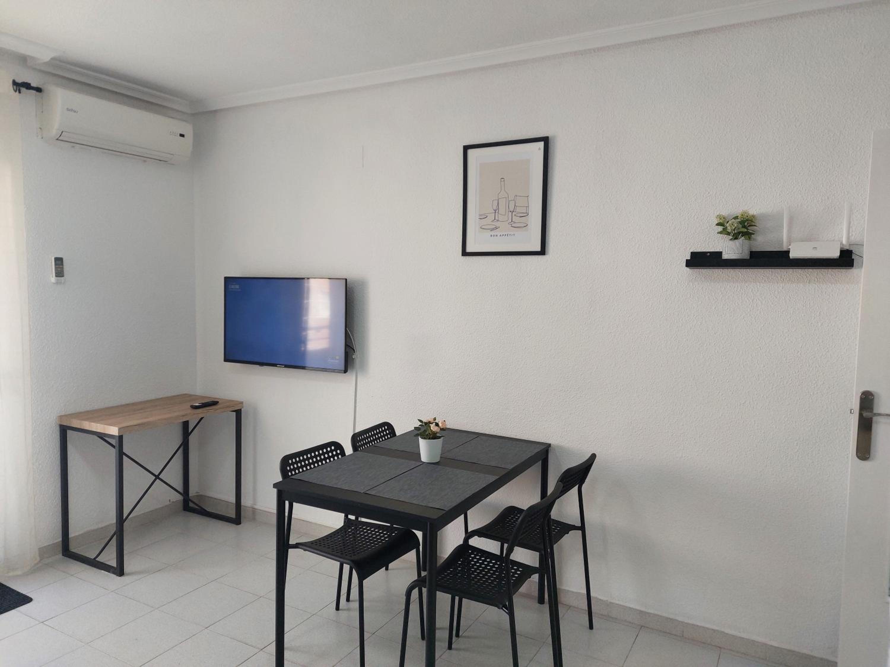 2-bedroom apartment - close to beaches and center