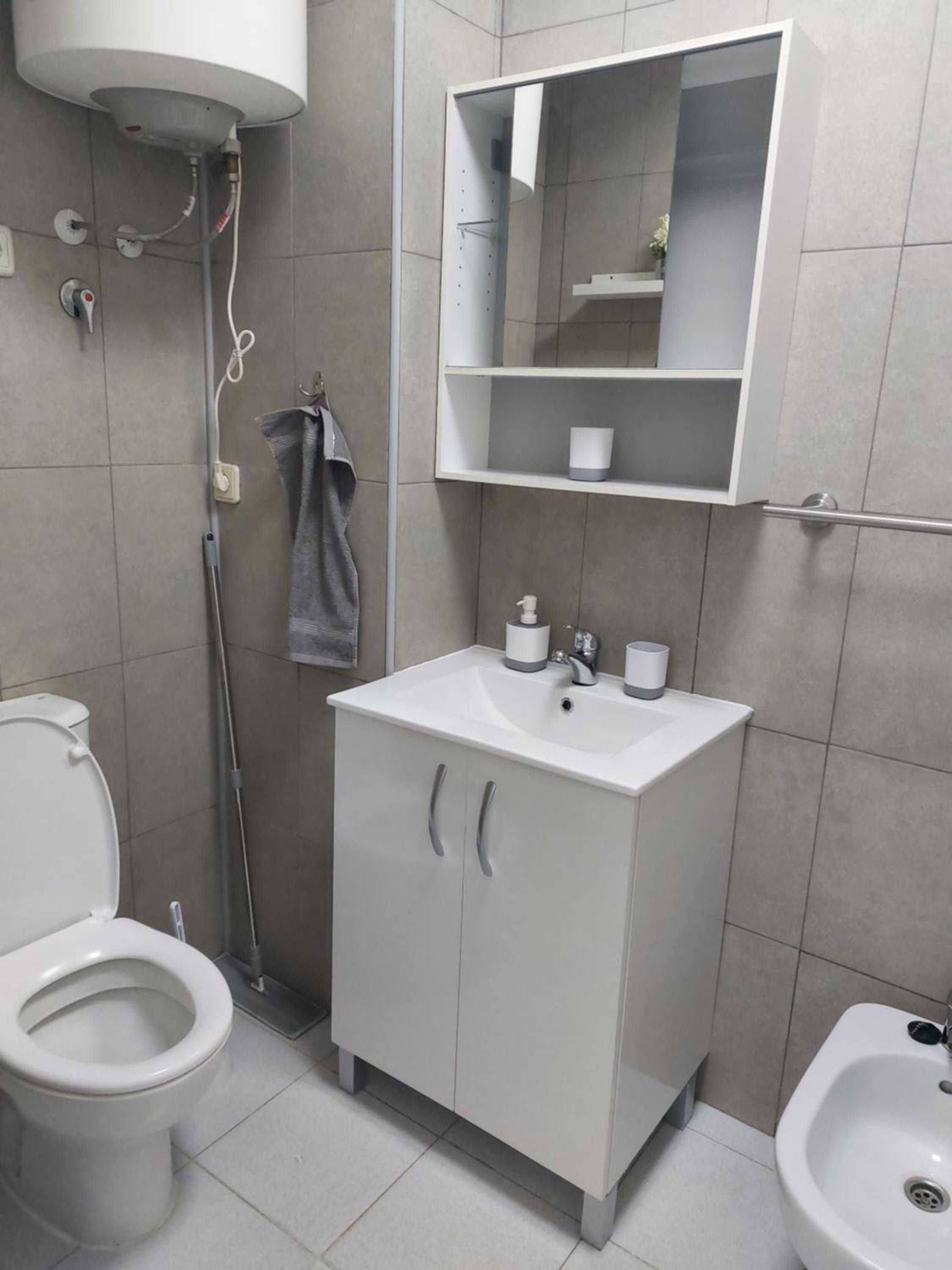 2-bedroom apartment - close to beaches and center