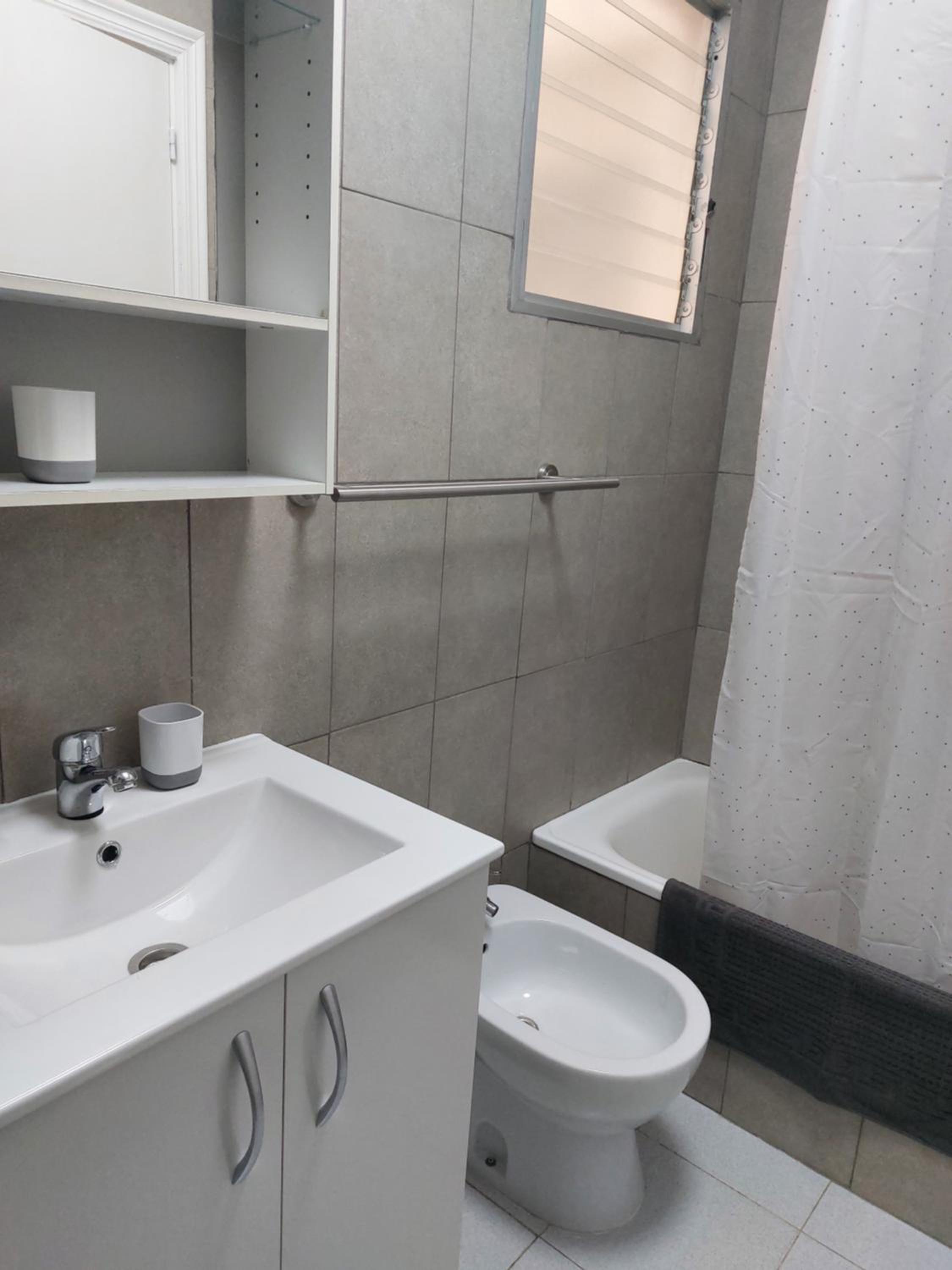 2-bedroom apartment - close to beaches and center