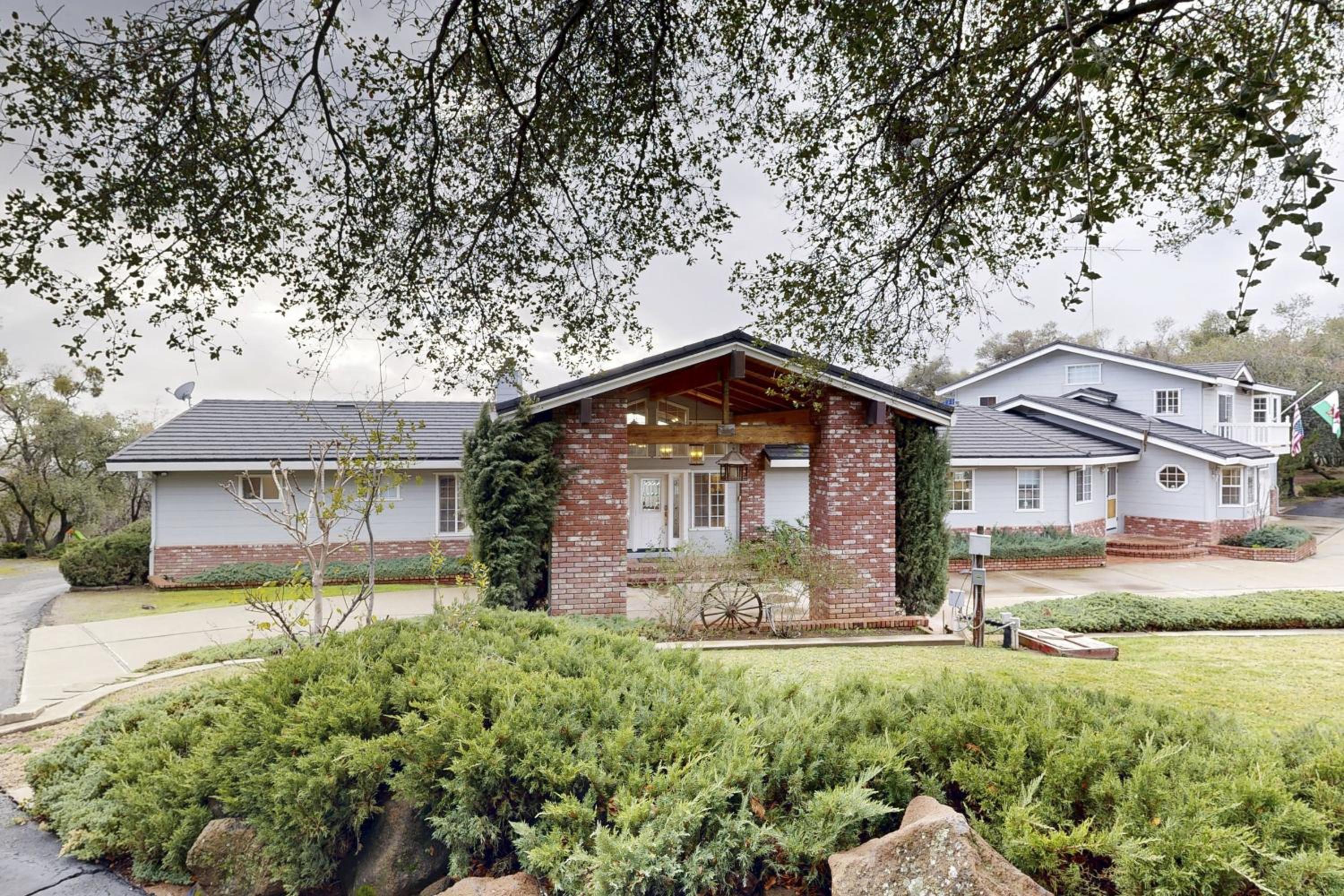 5BR Estate On Acreage with Private Pool, Near Hiking