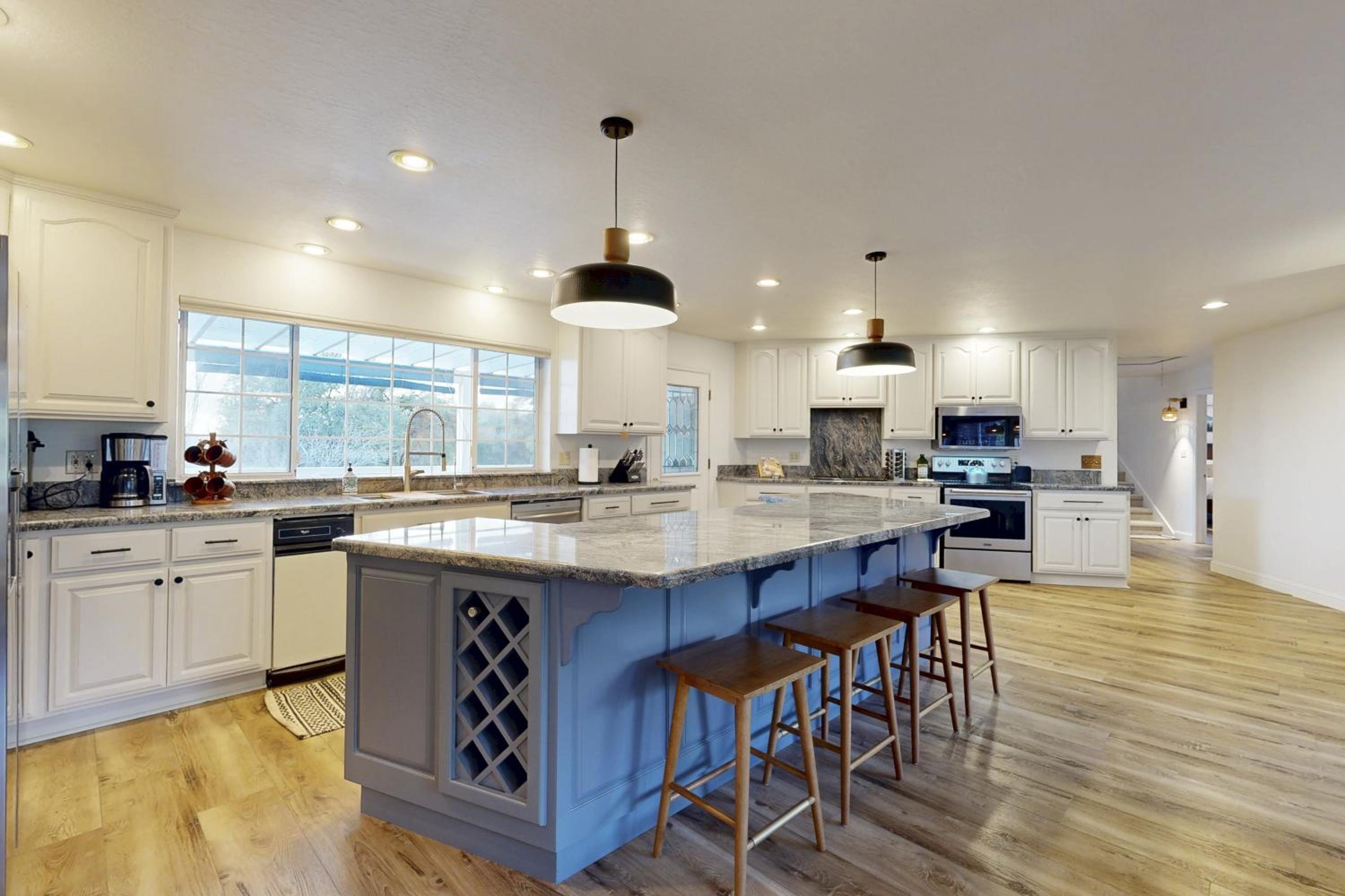 5BR Estate On Acreage with Private Pool, Near Hiking