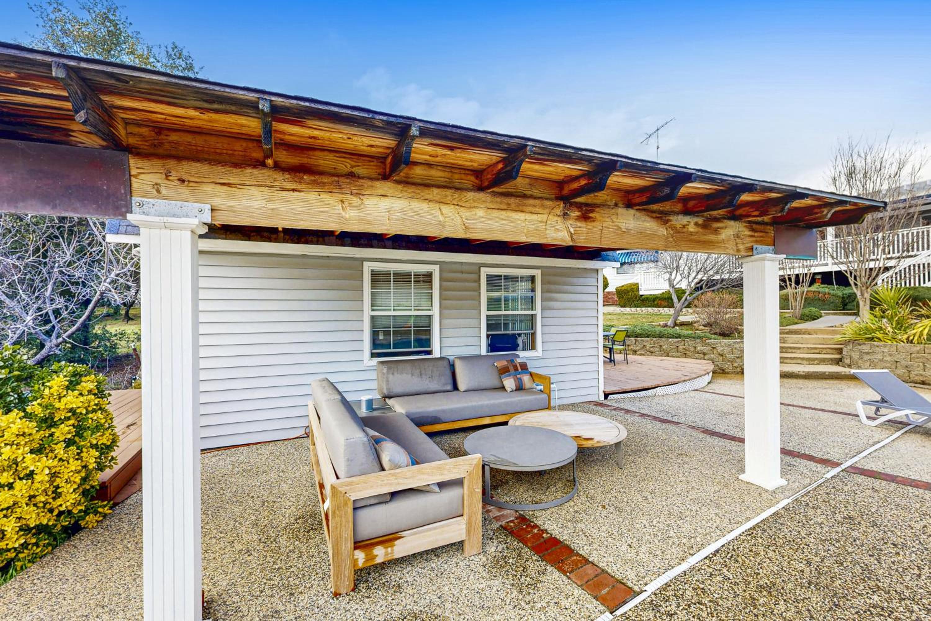 5BR Estate On Acreage with Private Pool, Near Hiking