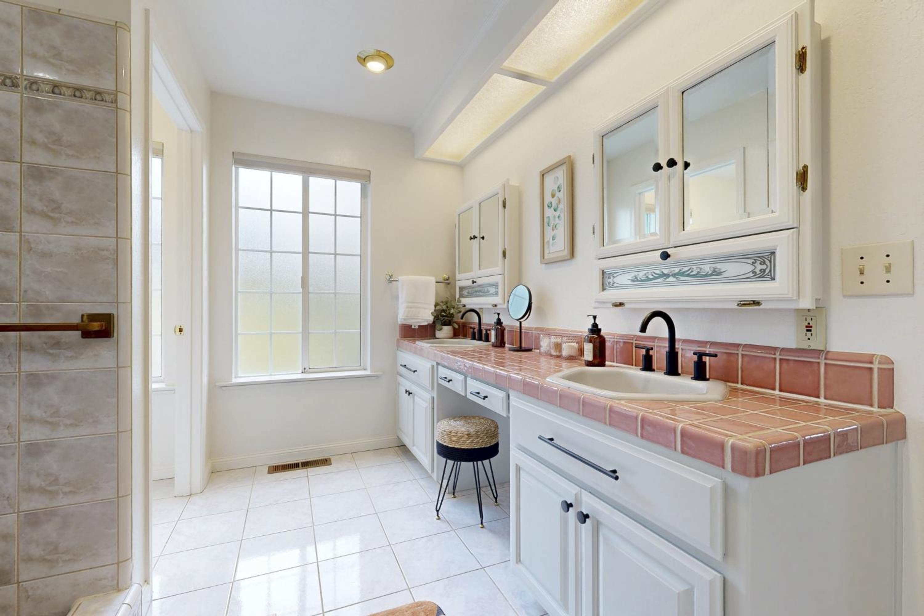 5BR Estate On Acreage with Private Pool, Near Hiking
