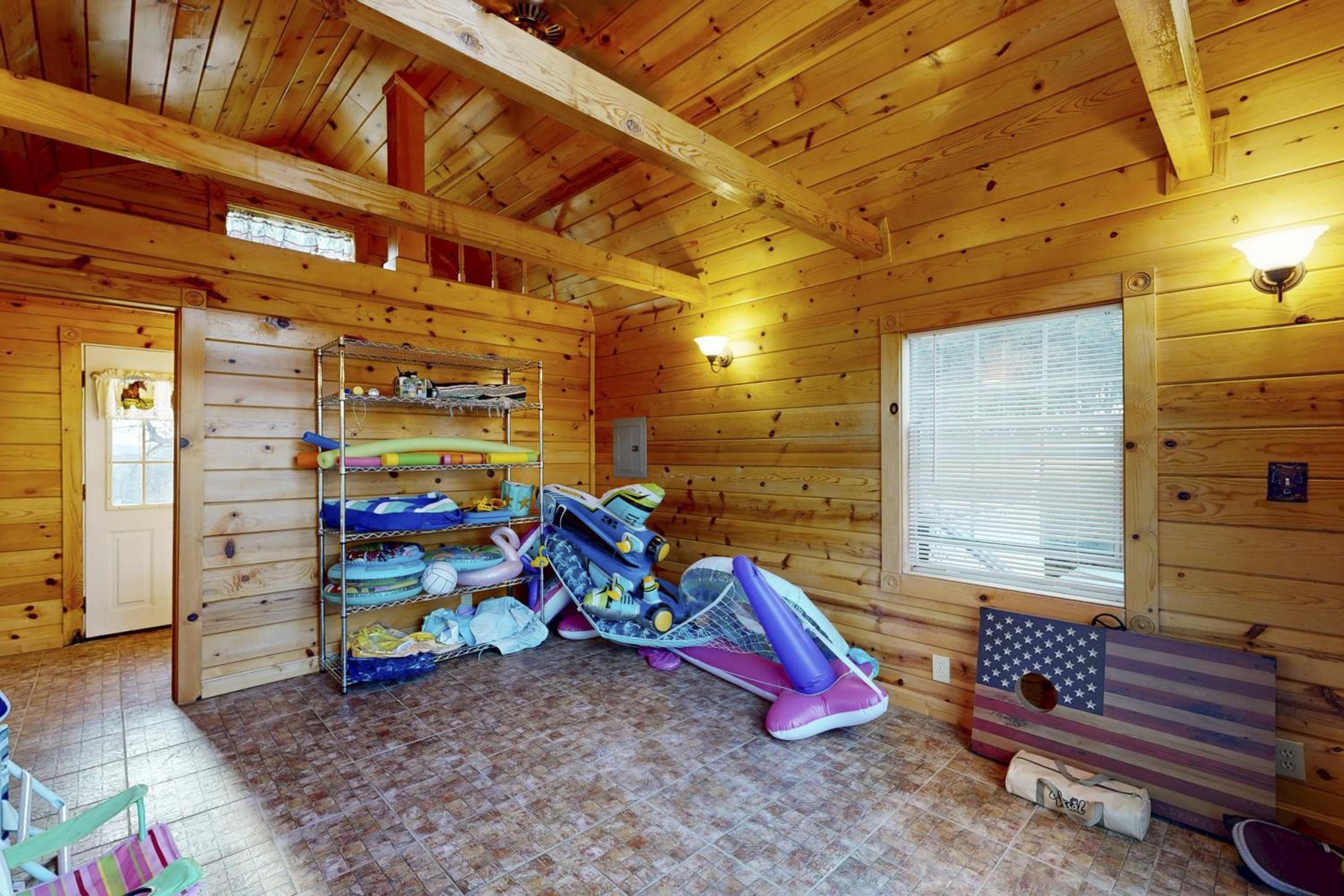 5BR Estate On Acreage with Private Pool, Near Hiking