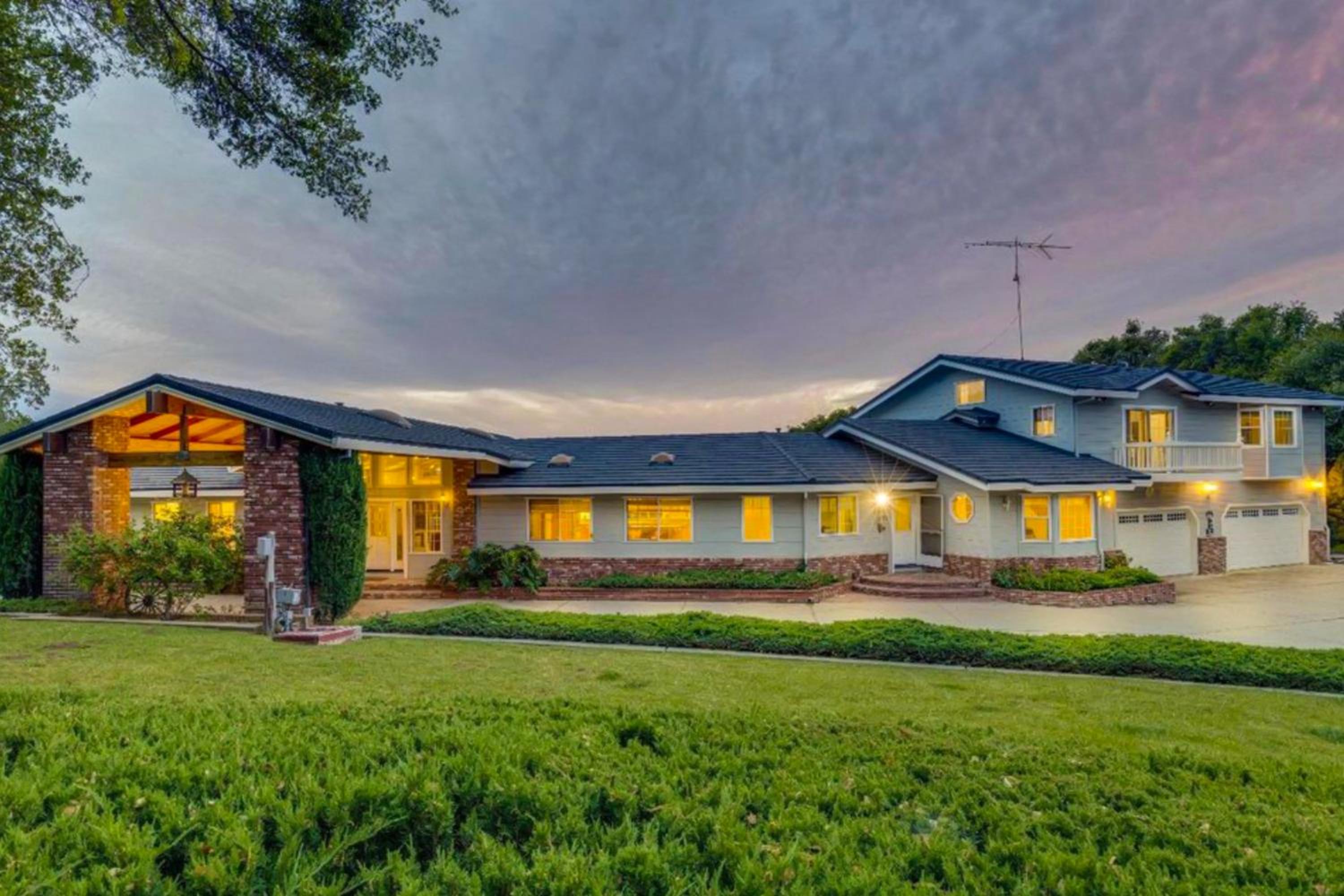 5BR Estate On Acreage with Private Pool, Near Hiking