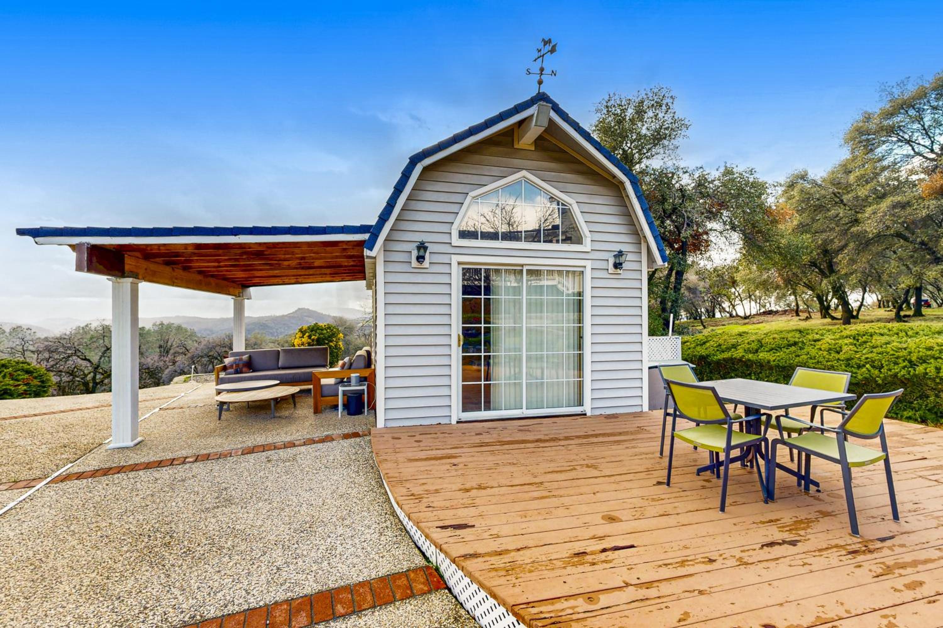 5BR Estate On Acreage with Private Pool, Near Hiking