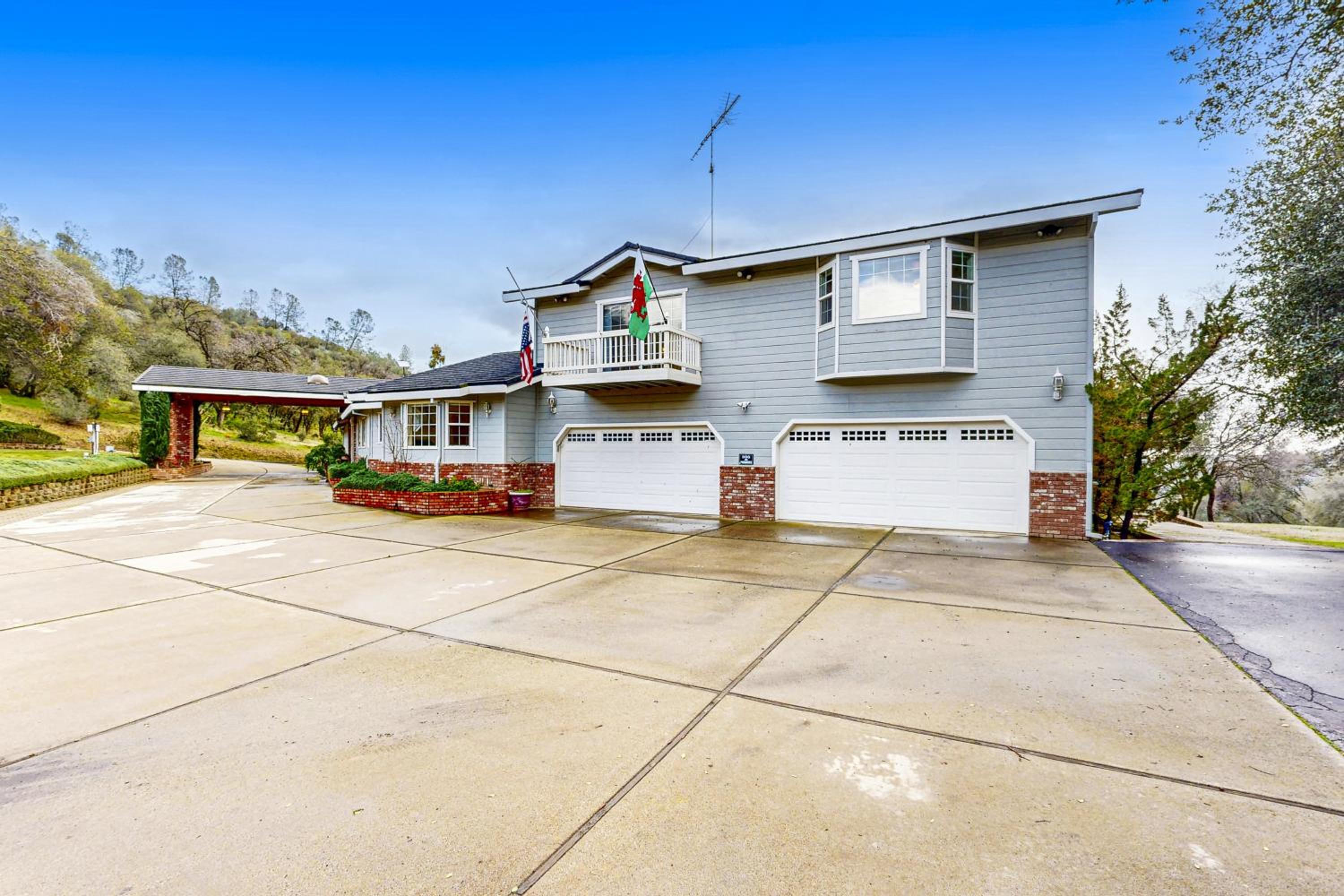 5BR Estate On Acreage with Private Pool, Near Hiking