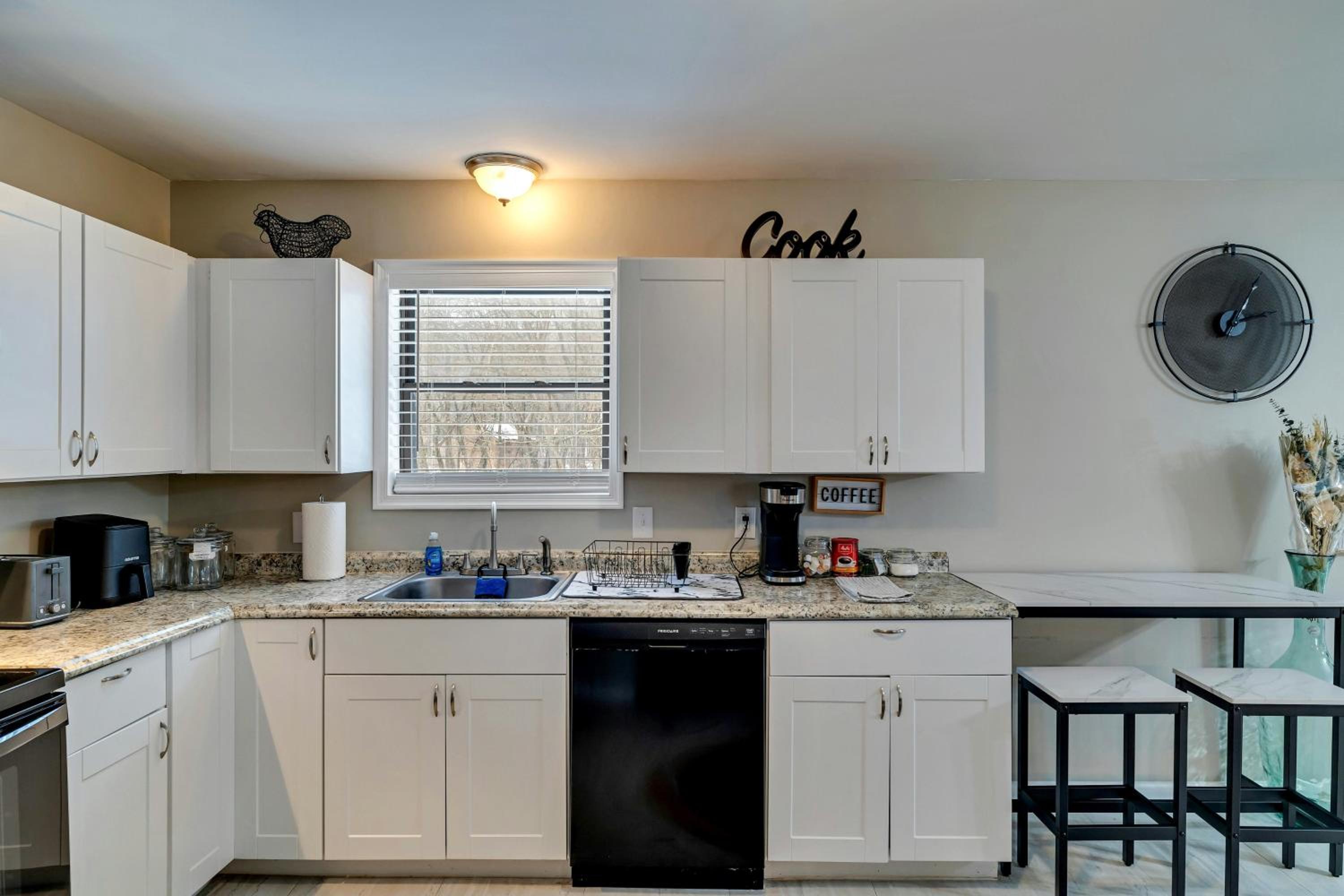 Pool Access! All-Season Family Home in Poconos