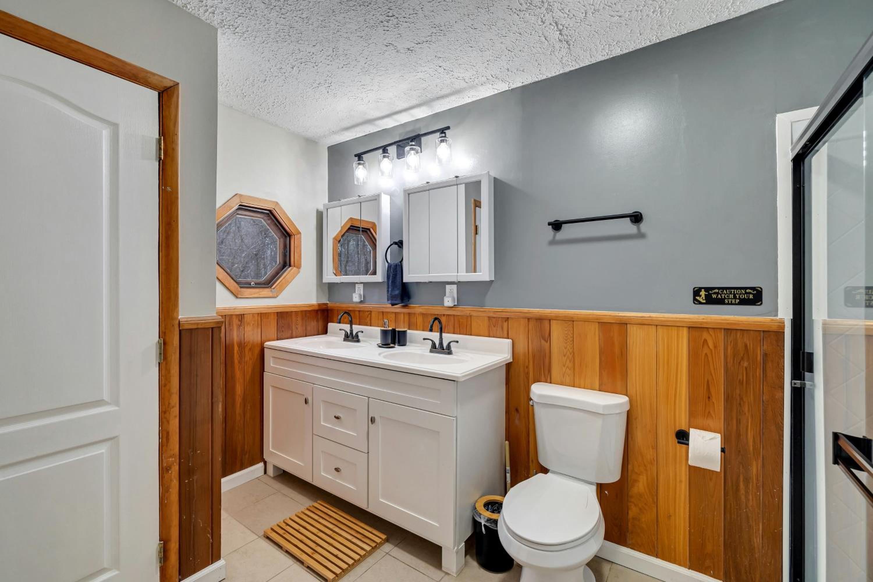 Pool Access! All-Season Family Home in Poconos