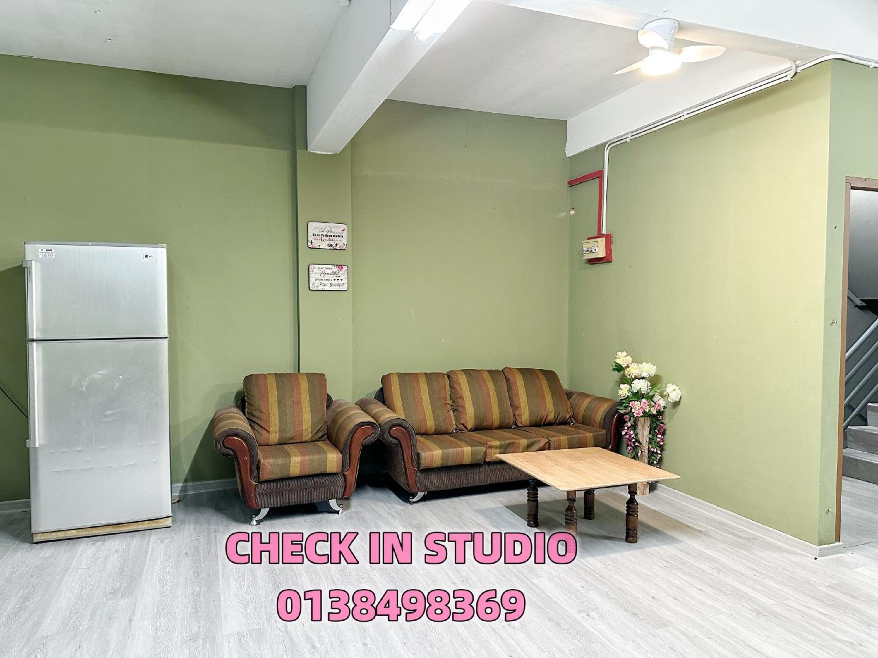 Check In Studio Homestay 12pax 1 Big Room with 4 kingsize 2 single matress Spacious space Super Budget