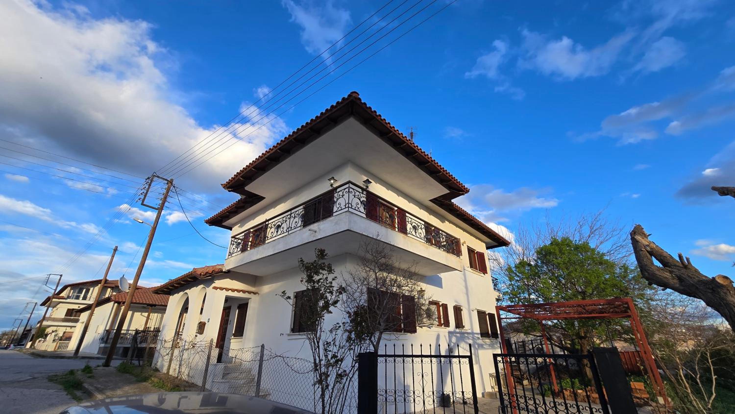 Family-friendly apartment in a village house with 4K NETFLIX and Fast Internet, 30 mins away from Thessaloniki