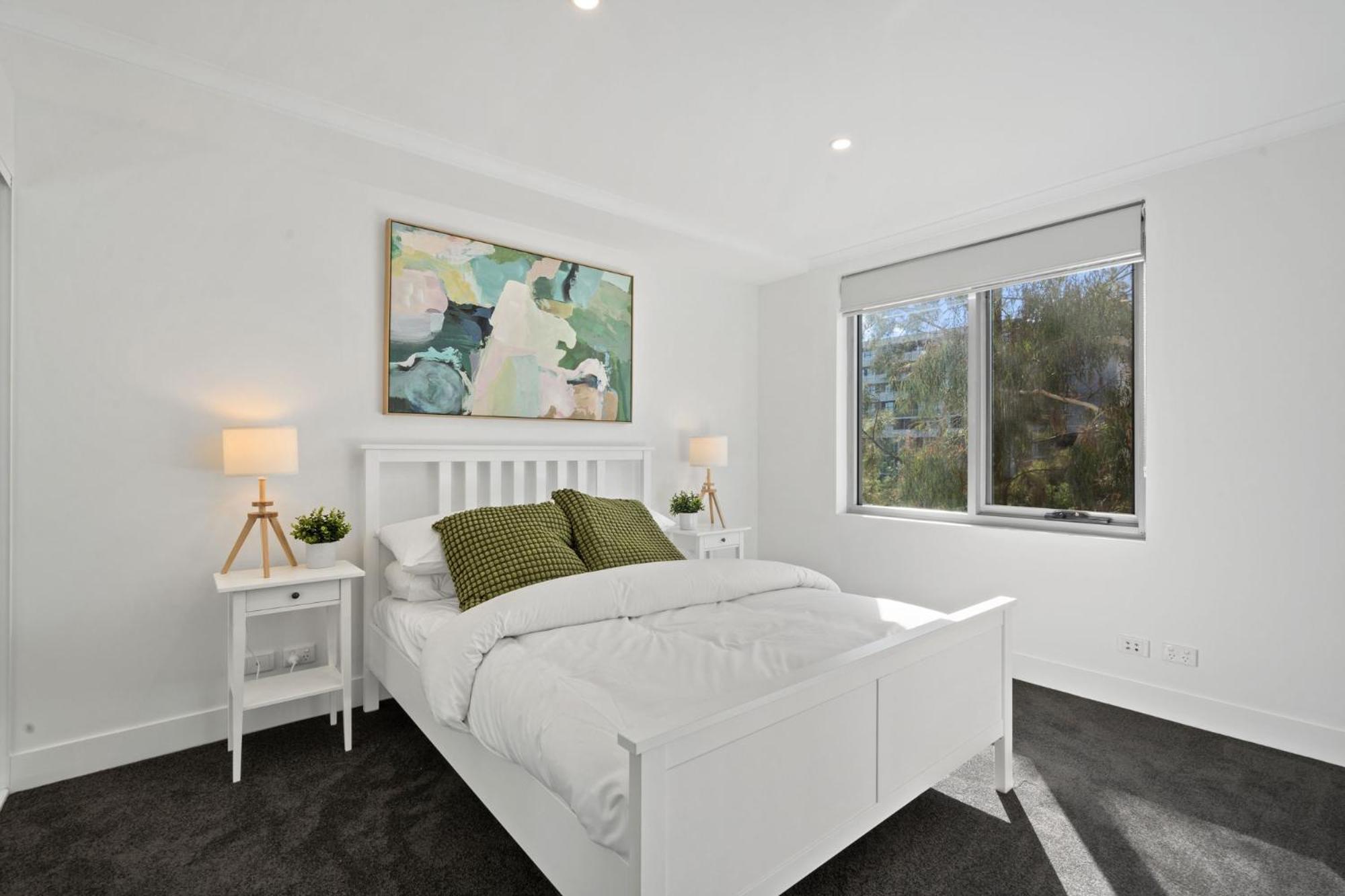 Stylish 1-Bed Apartment with Balcony & Pool Access