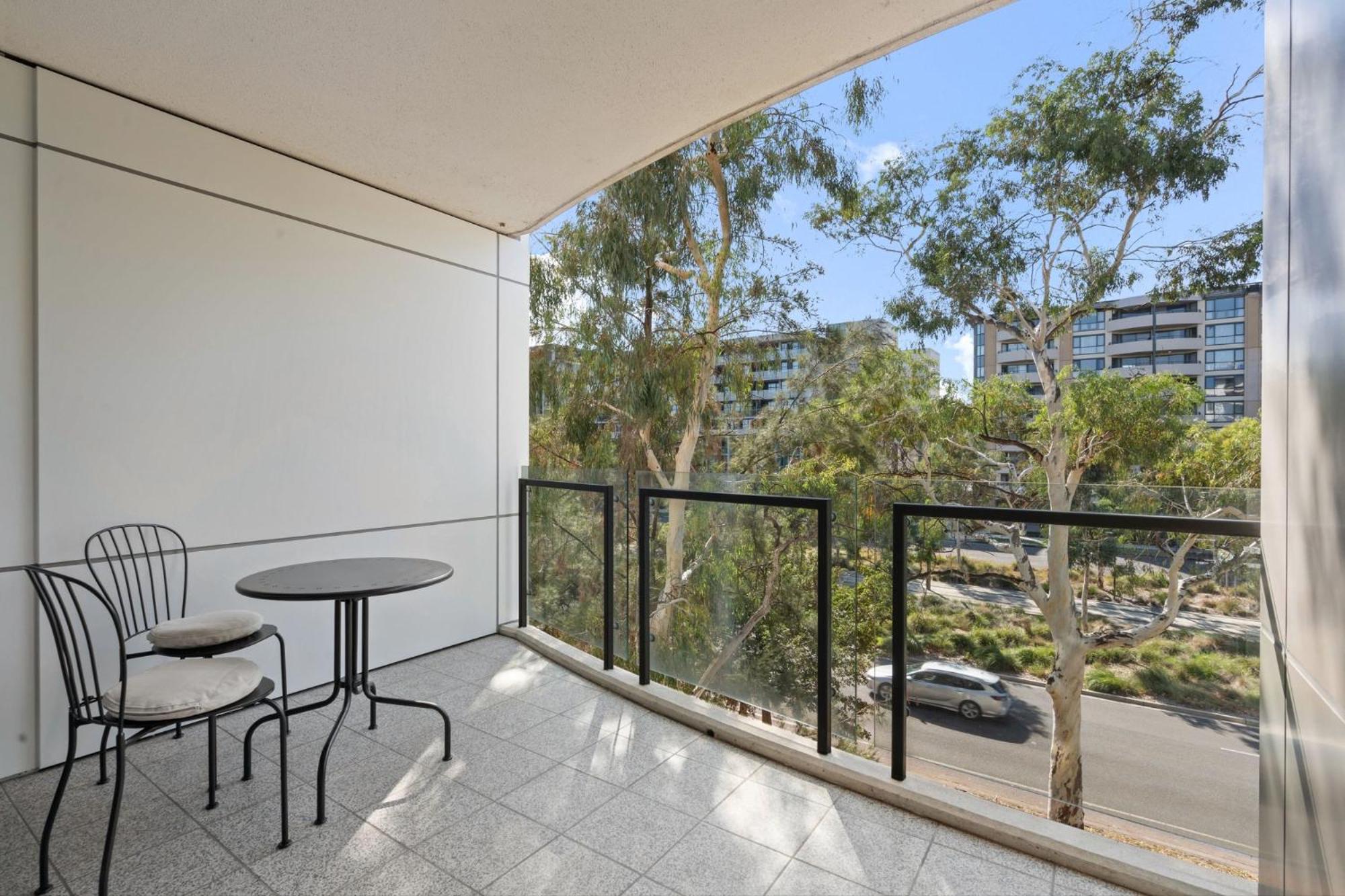 Stylish 1-Bed Apartment with Balcony & Pool Access