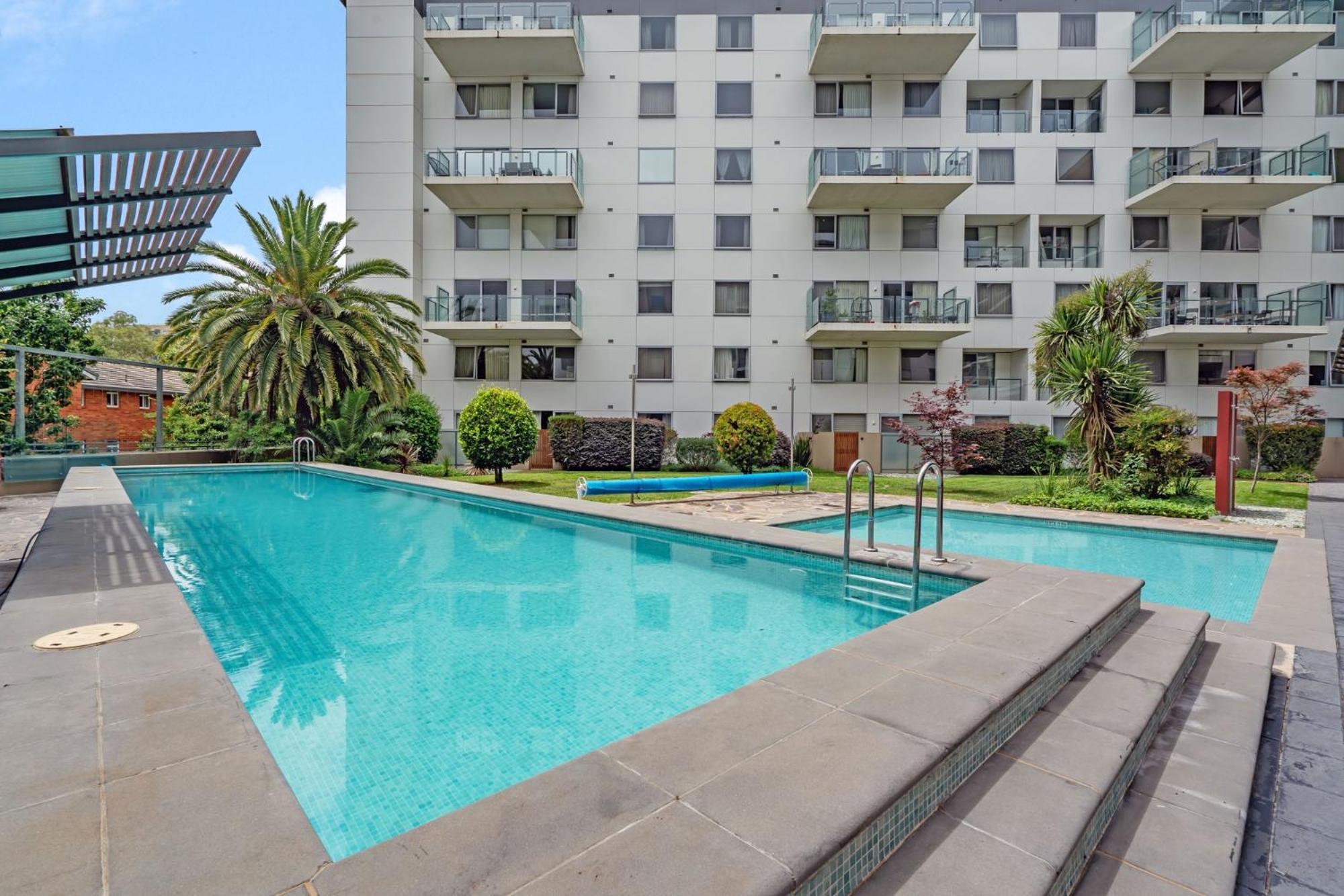 Stylish 1-Bed Apartment with Balcony & Pool Access