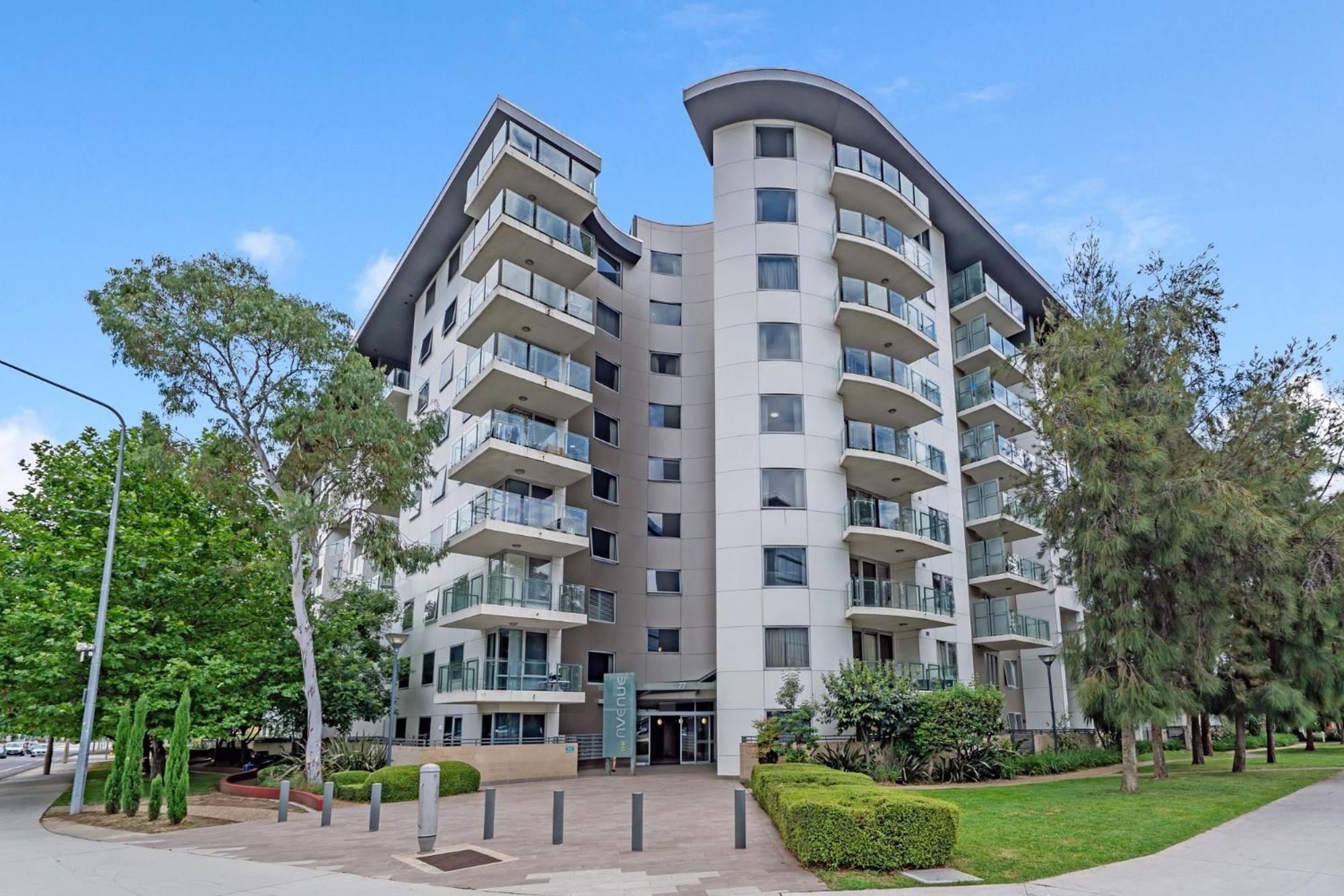 Stylish 1-Bed Apartment with Balcony & Pool Access