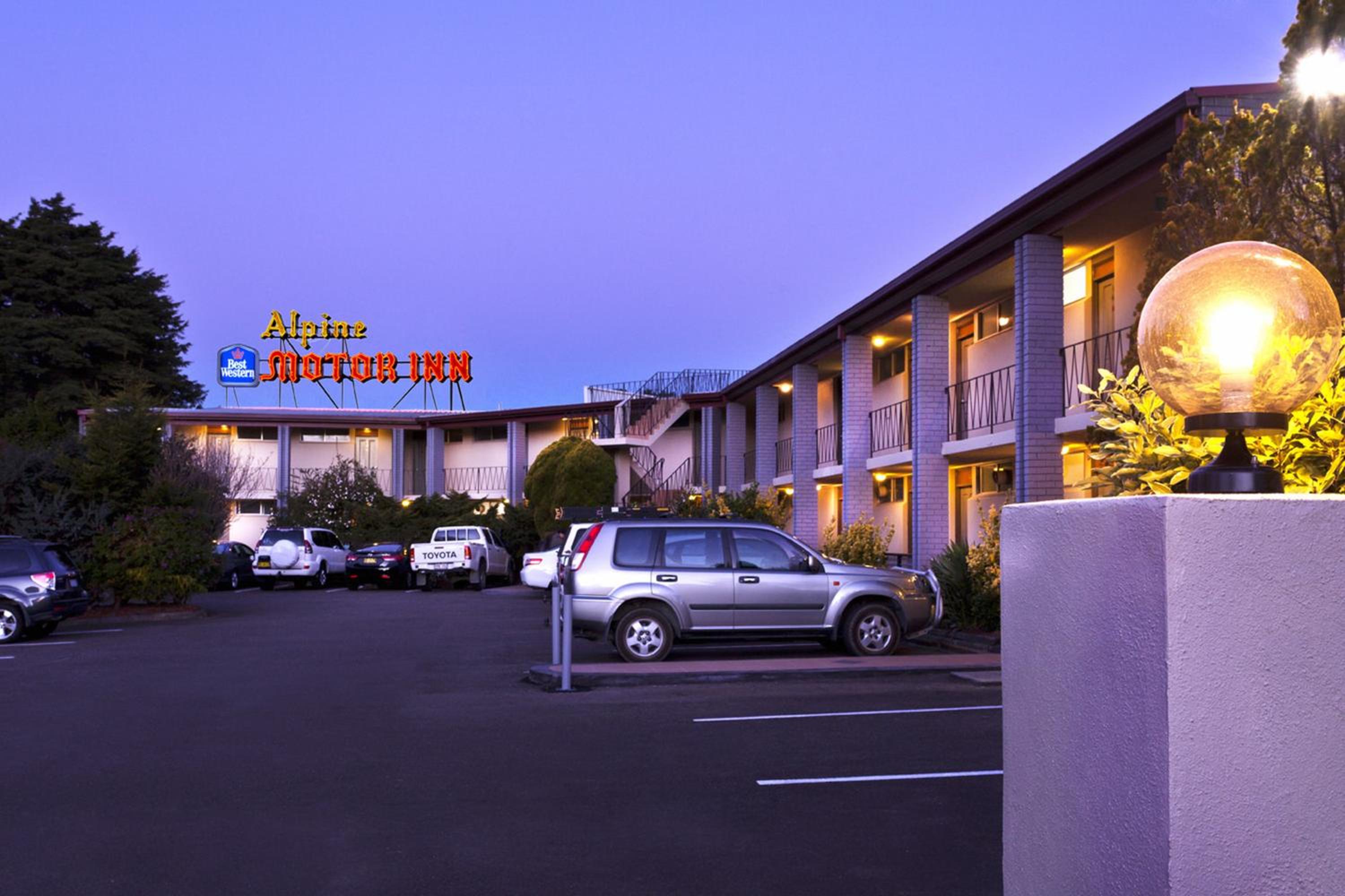 Hotel Alpine Motor Inn - Image 1