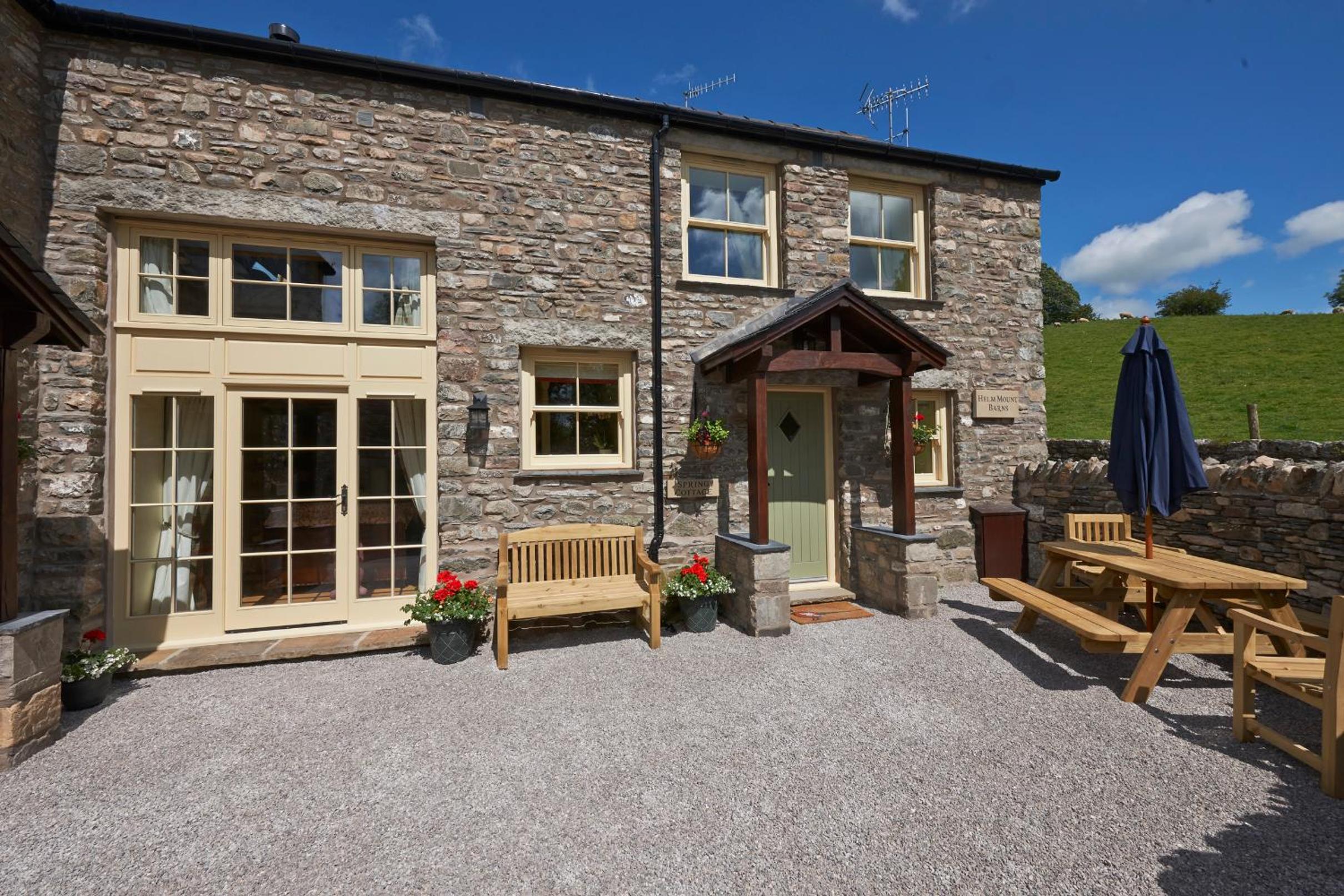 Helm Mount Lodge & Cottages view 3