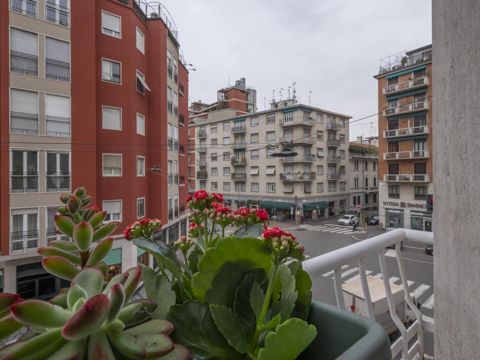 Spacious 2BDR with balcony Arco-Sempione Area, by Rentopolis