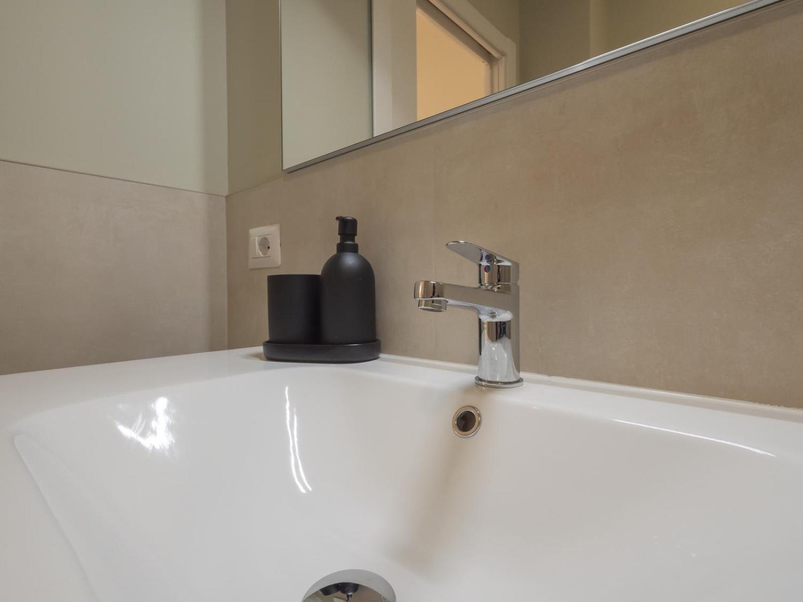 Spacious 2BDR with balcony Arco-Sempione Area, by Rentopolis