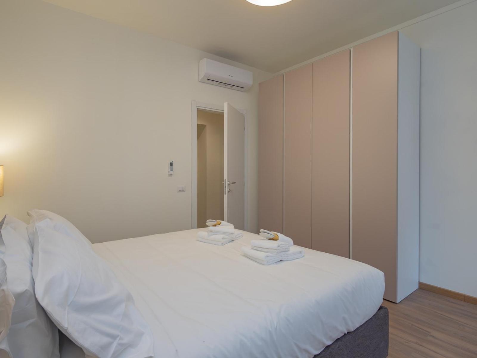 Spacious 2BDR with balcony Arco-Sempione Area, by Rentopolis