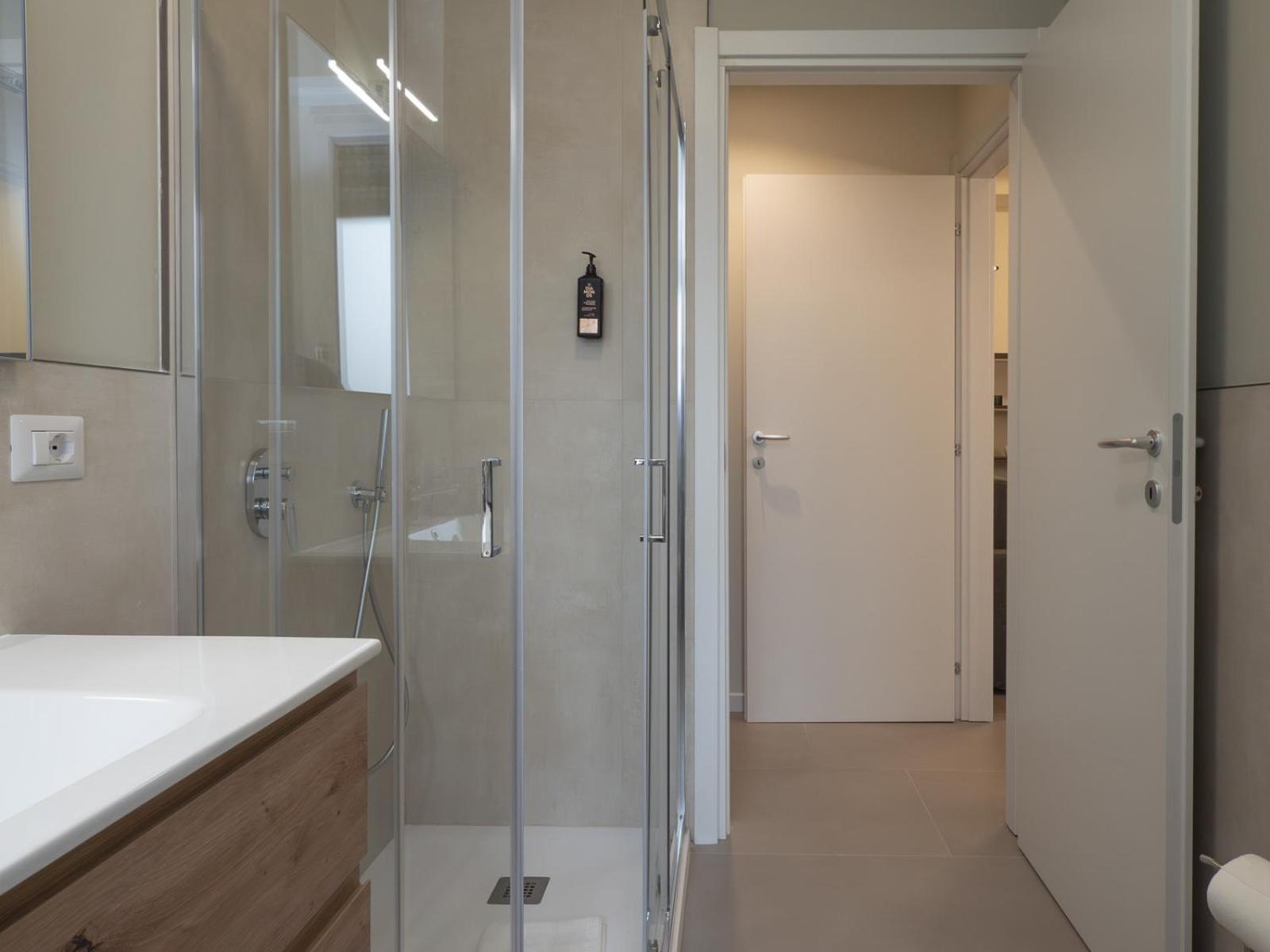 Spacious 2BDR with balcony Arco-Sempione Area, by Rentopolis