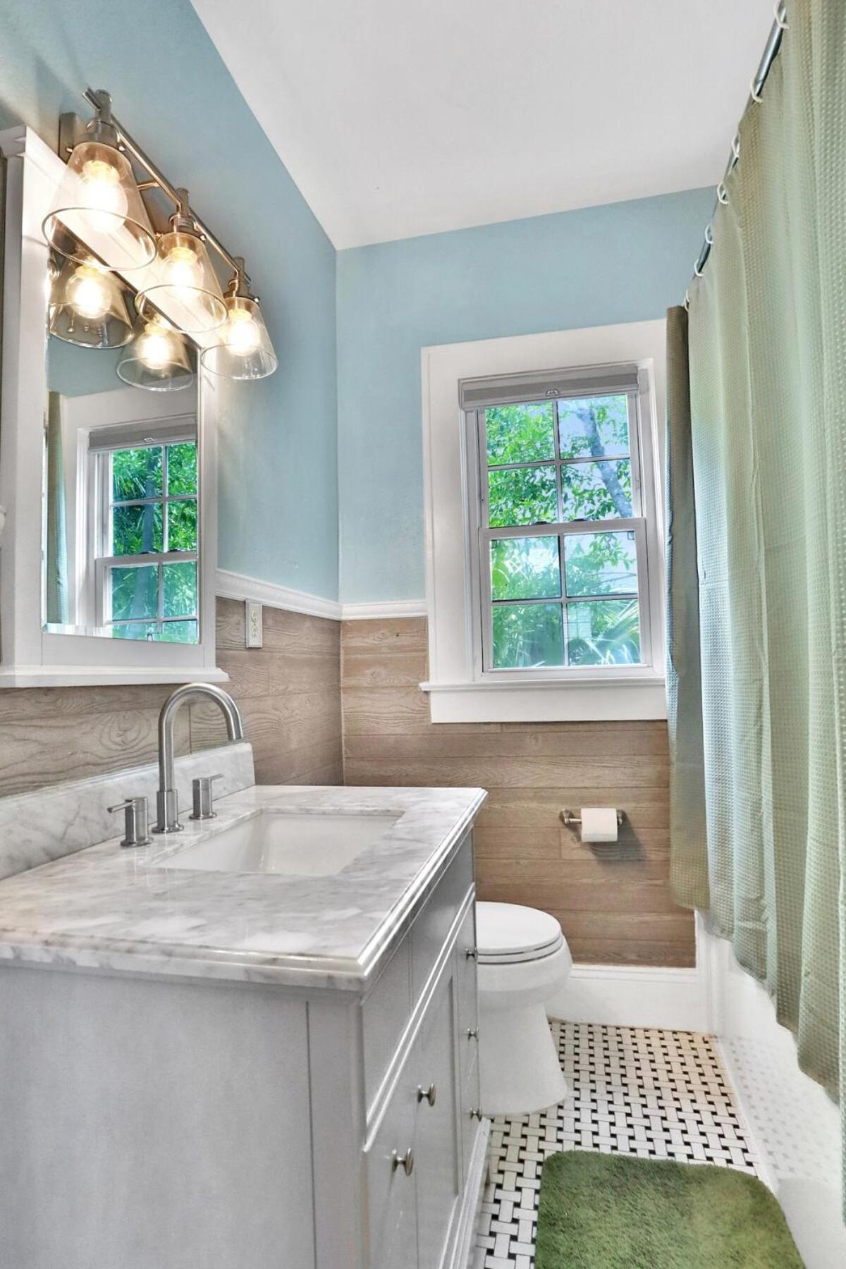 Entire house in Avondale, walking distance to shops and restaurants
