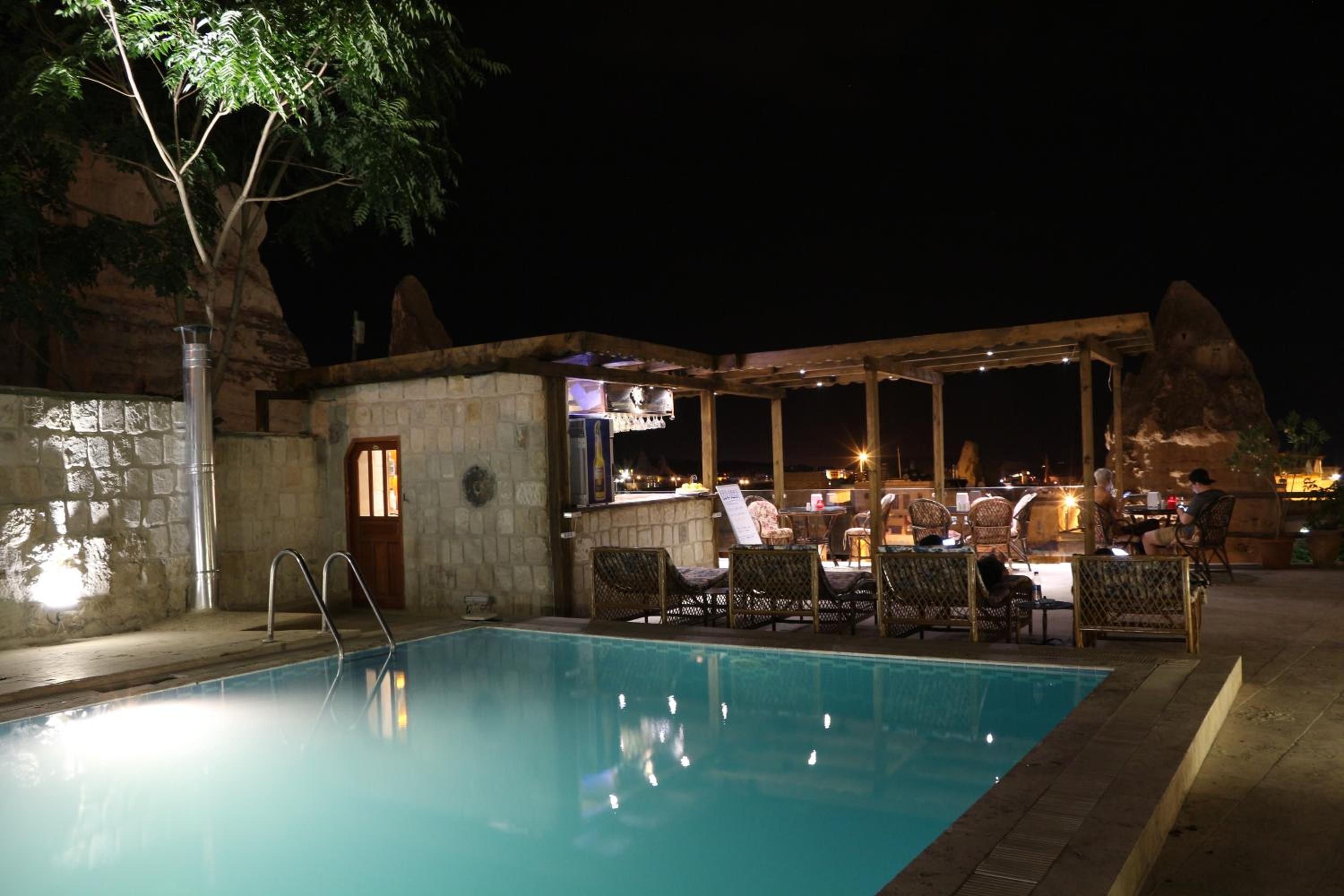 Shoestring Cave House - Image 22