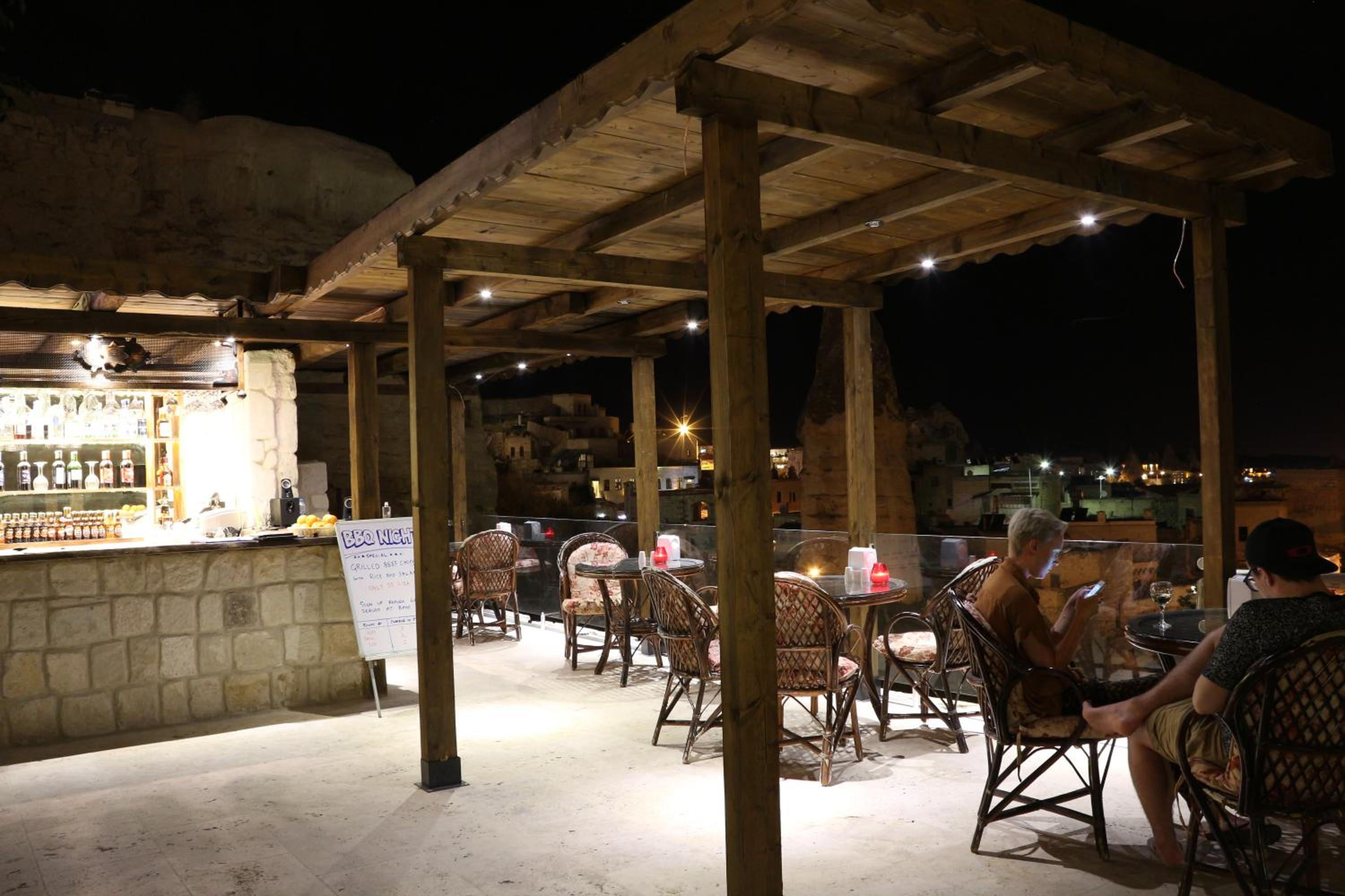 Shoestring Cave House - Image 25