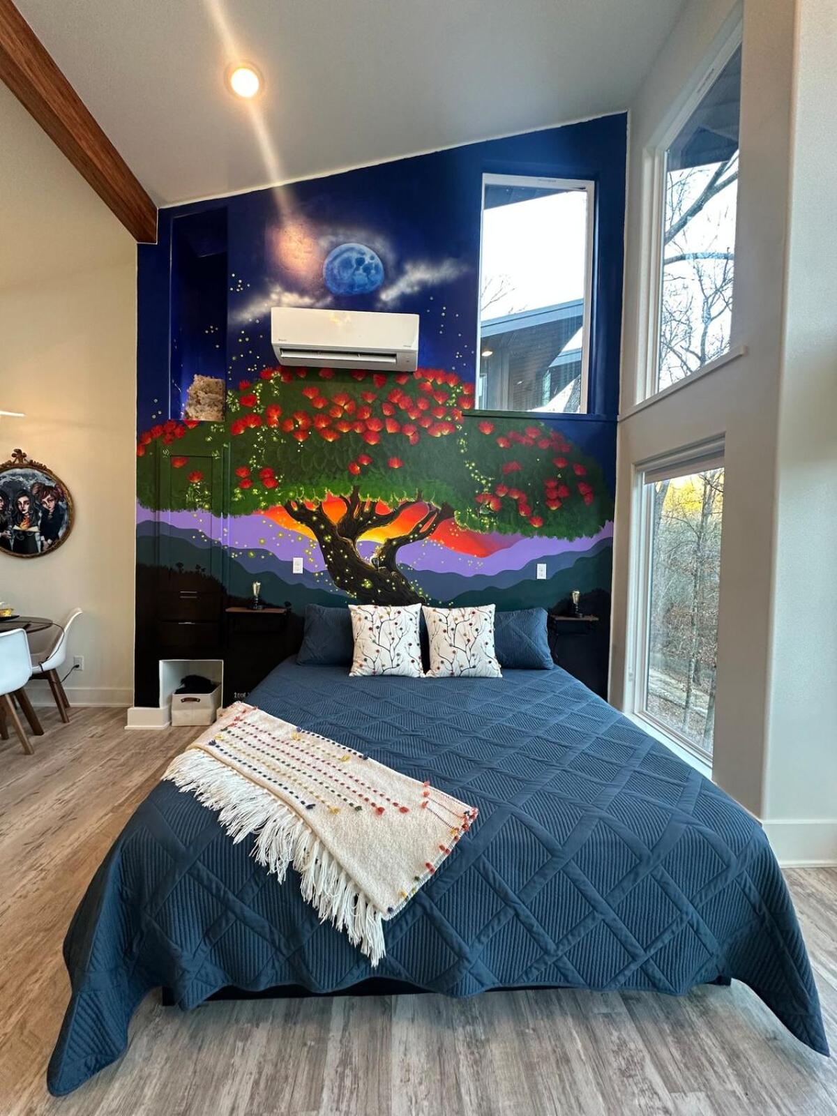 Firefly2 - luxury lakeside treehouse with hot tub