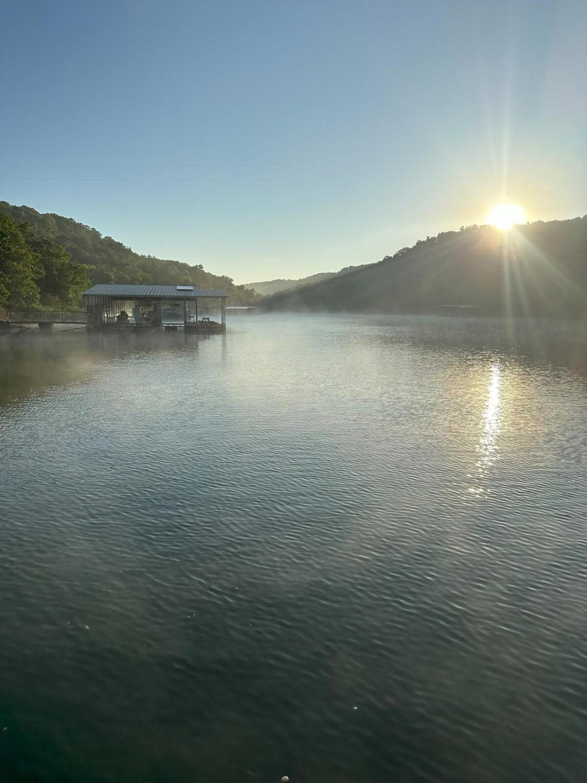 Firefly2 - luxury lakeside treehouse with hot tub