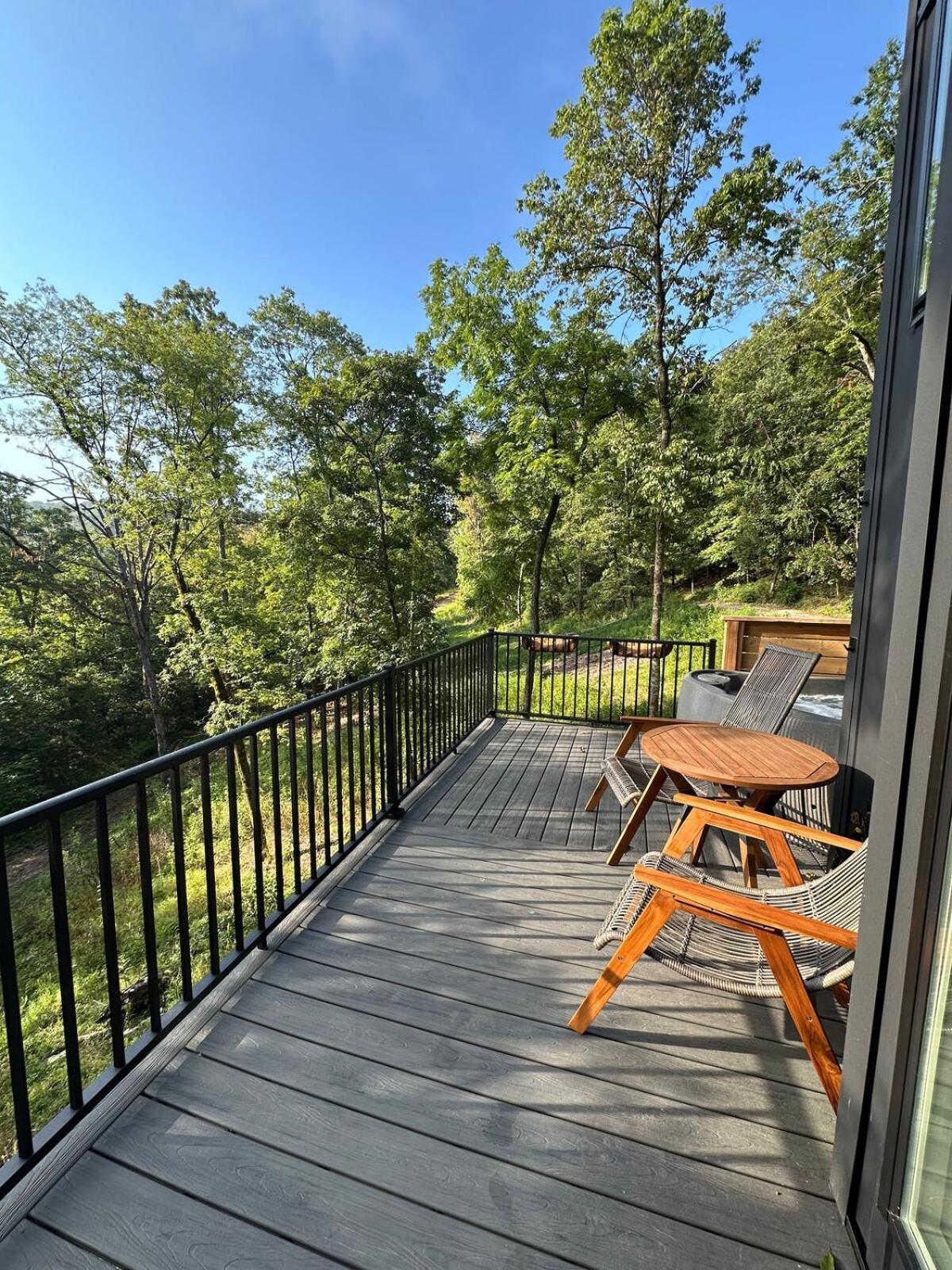 Firefly2 - luxury lakeside treehouse with hot tub
