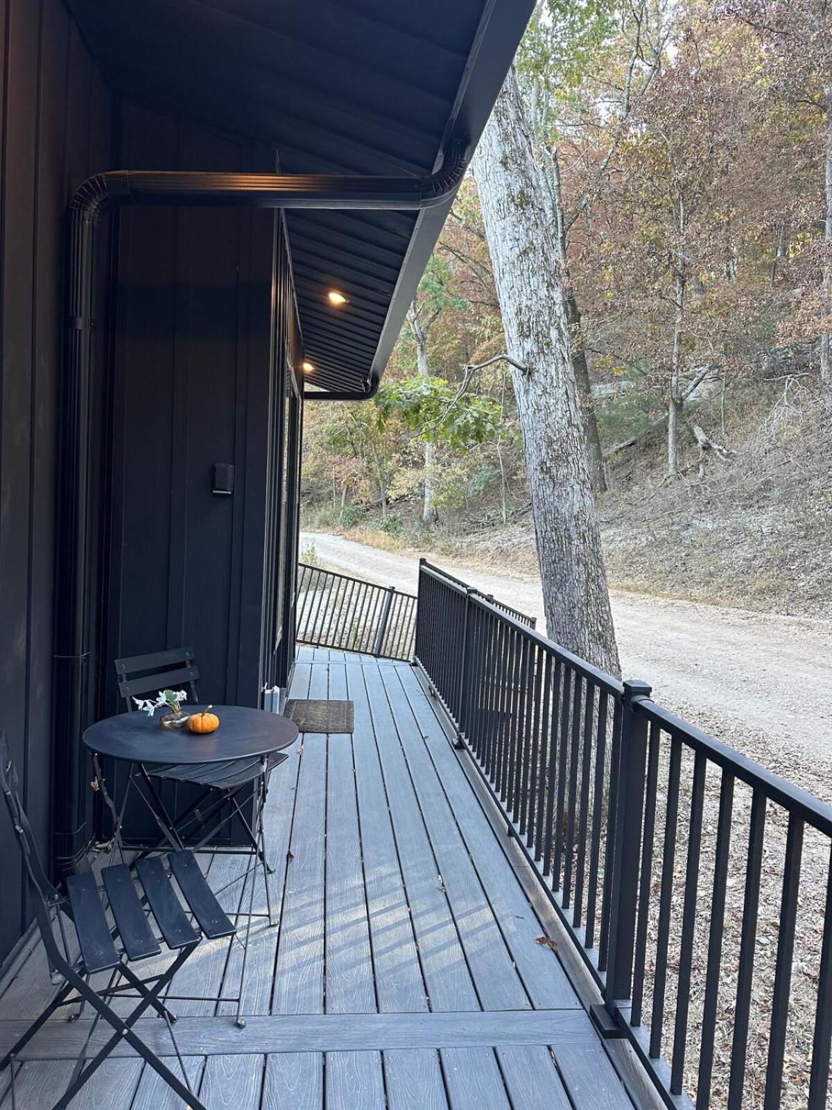 Firefly2 - luxury lakeside treehouse with hot tub