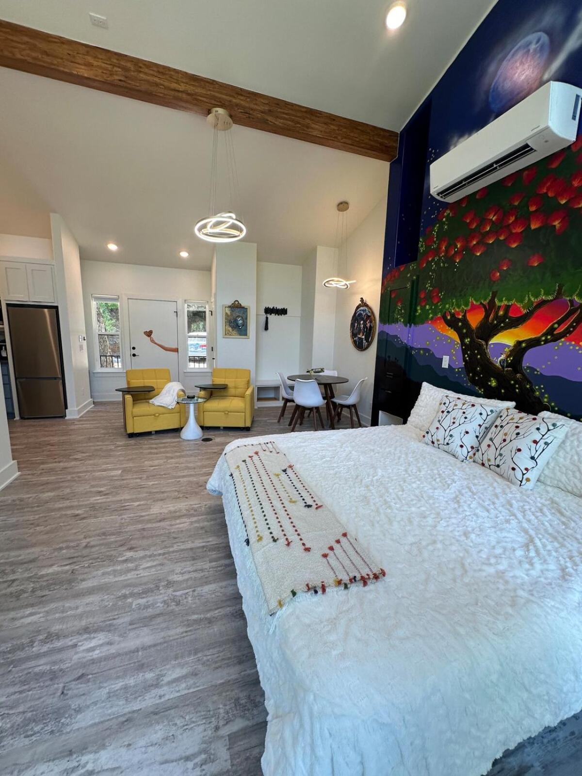 Firefly2 - luxury lakeside treehouse with hot tub