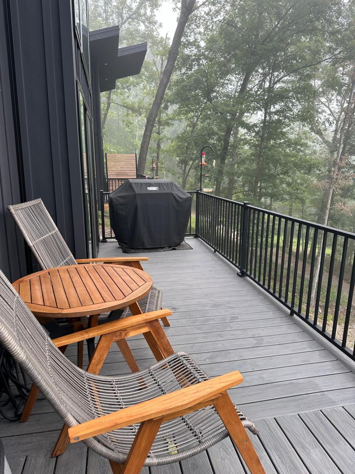 Firefly2 - luxury lakeside treehouse with hot tub
