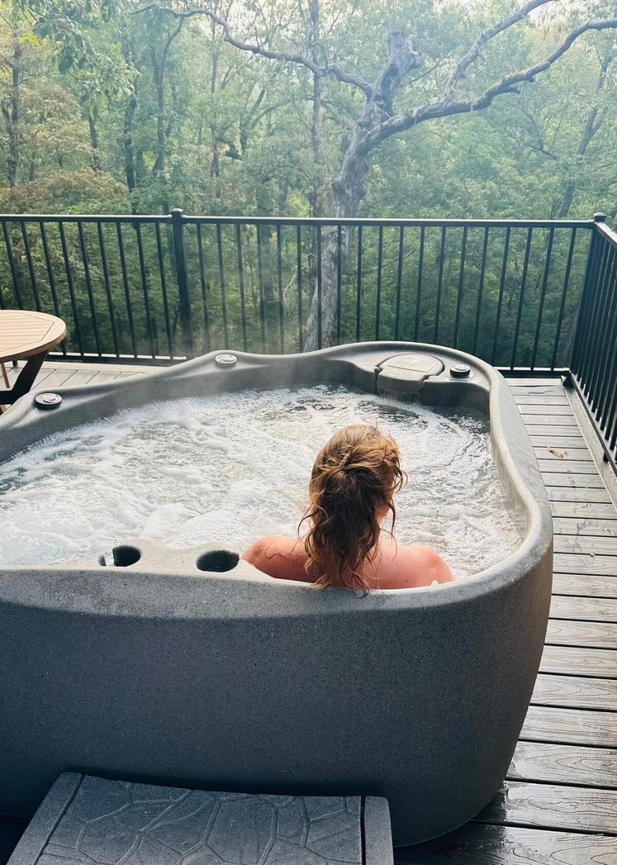 Firefly2 - luxury lakeside treehouse with hot tub