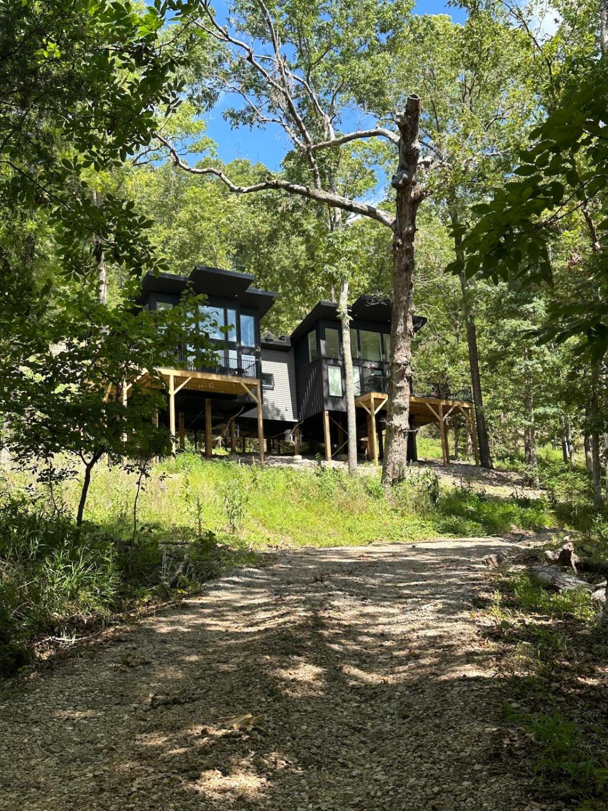 Firefly2 - luxury lakeside treehouse with hot tub