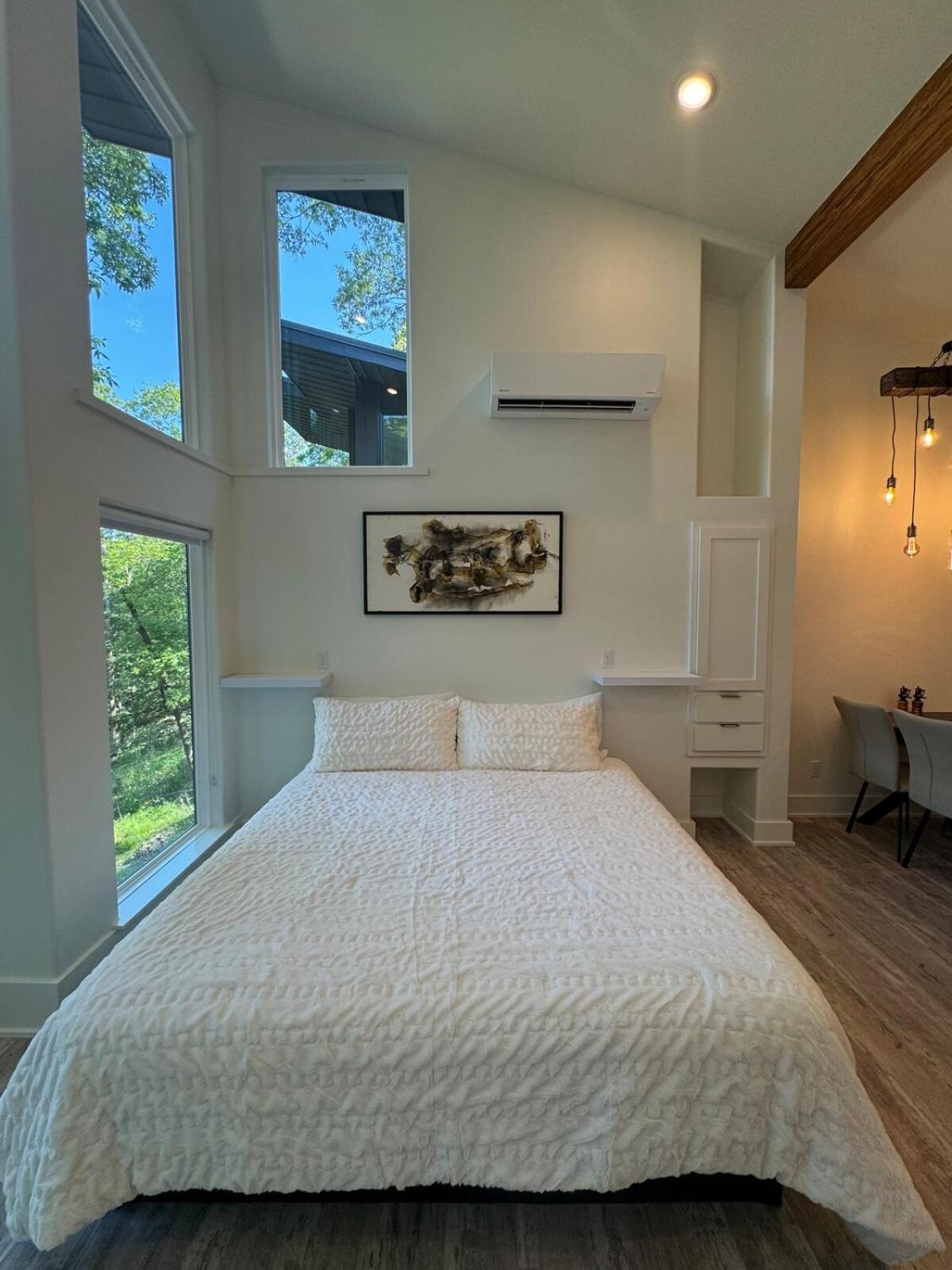 Firefly1 - luxury treehouse, hot tub, lake access
