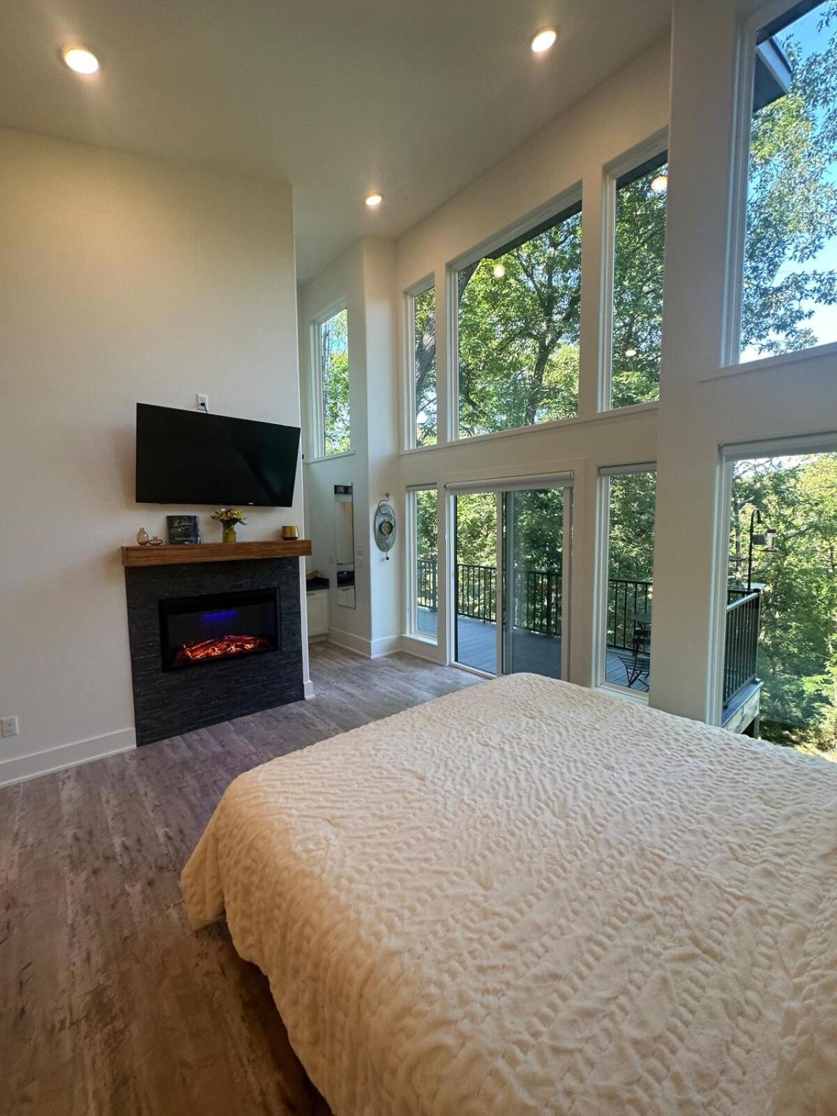 Firefly1 - luxury treehouse, hot tub, lake access
