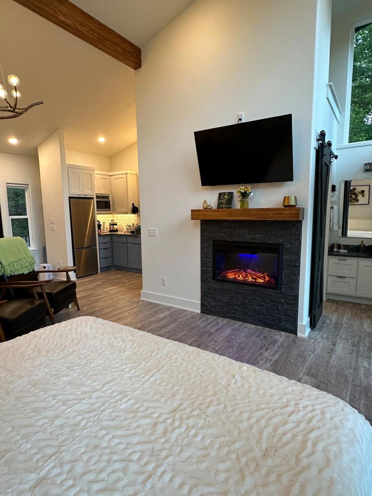 Firefly1 - luxury treehouse, hot tub, lake access