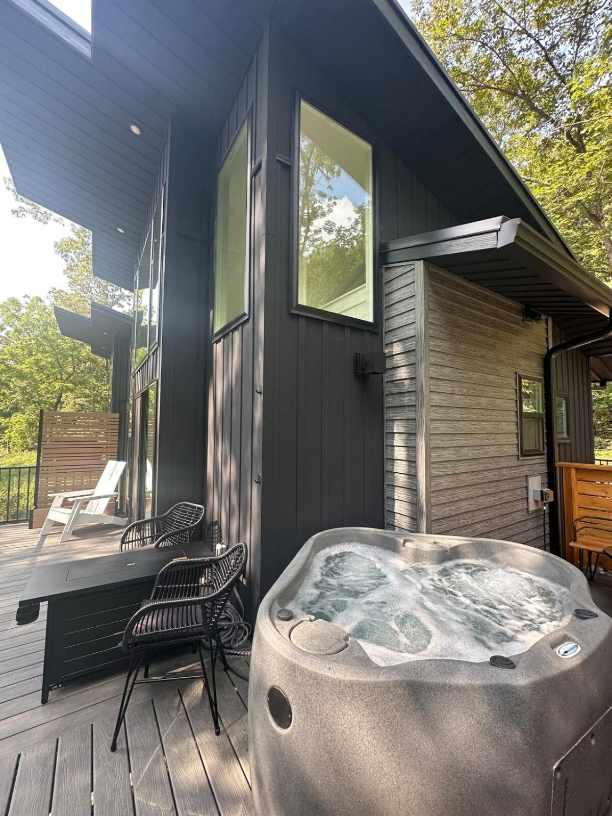 Firefly1 - luxury treehouse, hot tub, lake access